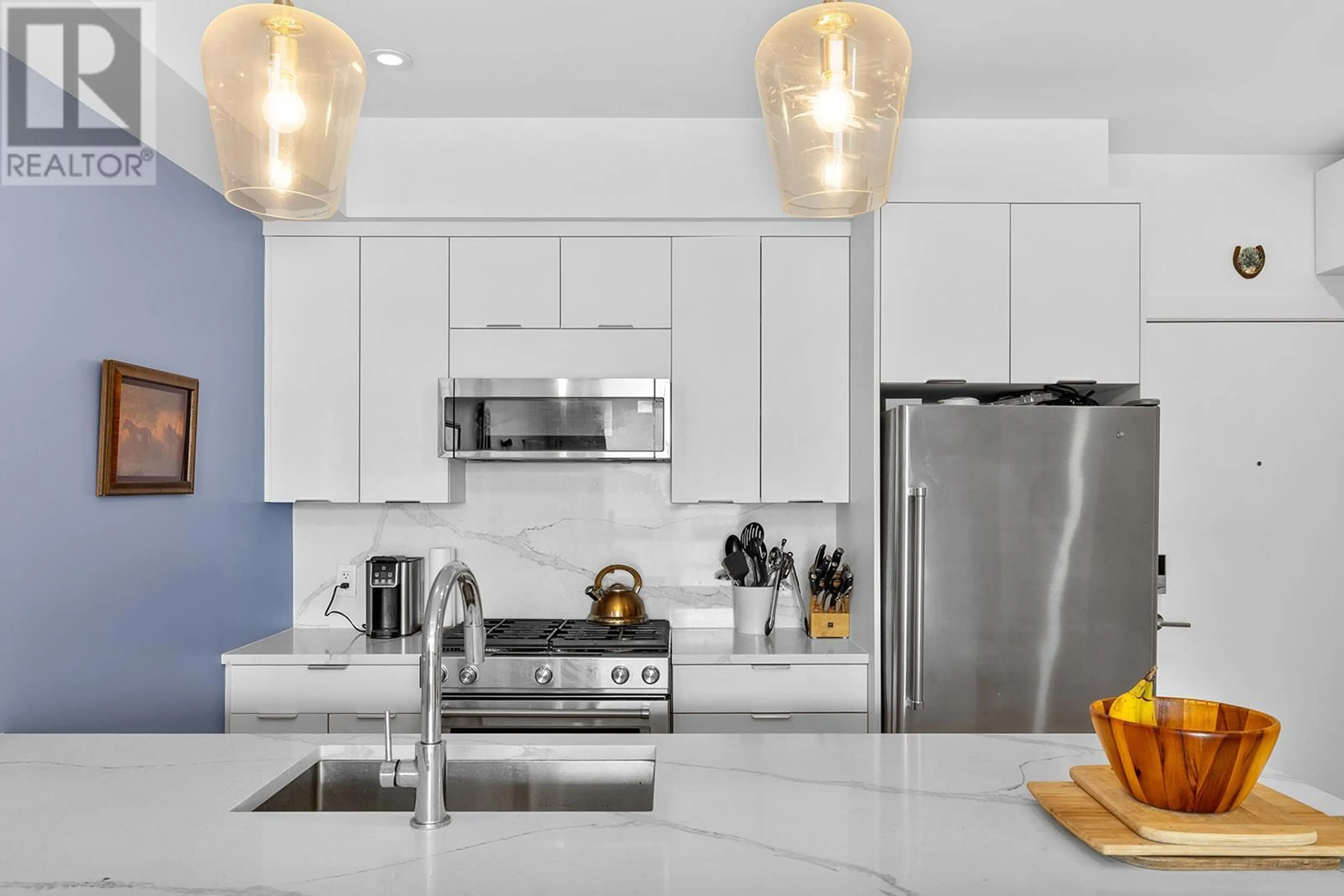 Contemporary kitchen, ceramic/tile floor for 204 - 2627 GORE STREET, Kelowna British Columbia V1Y1M6