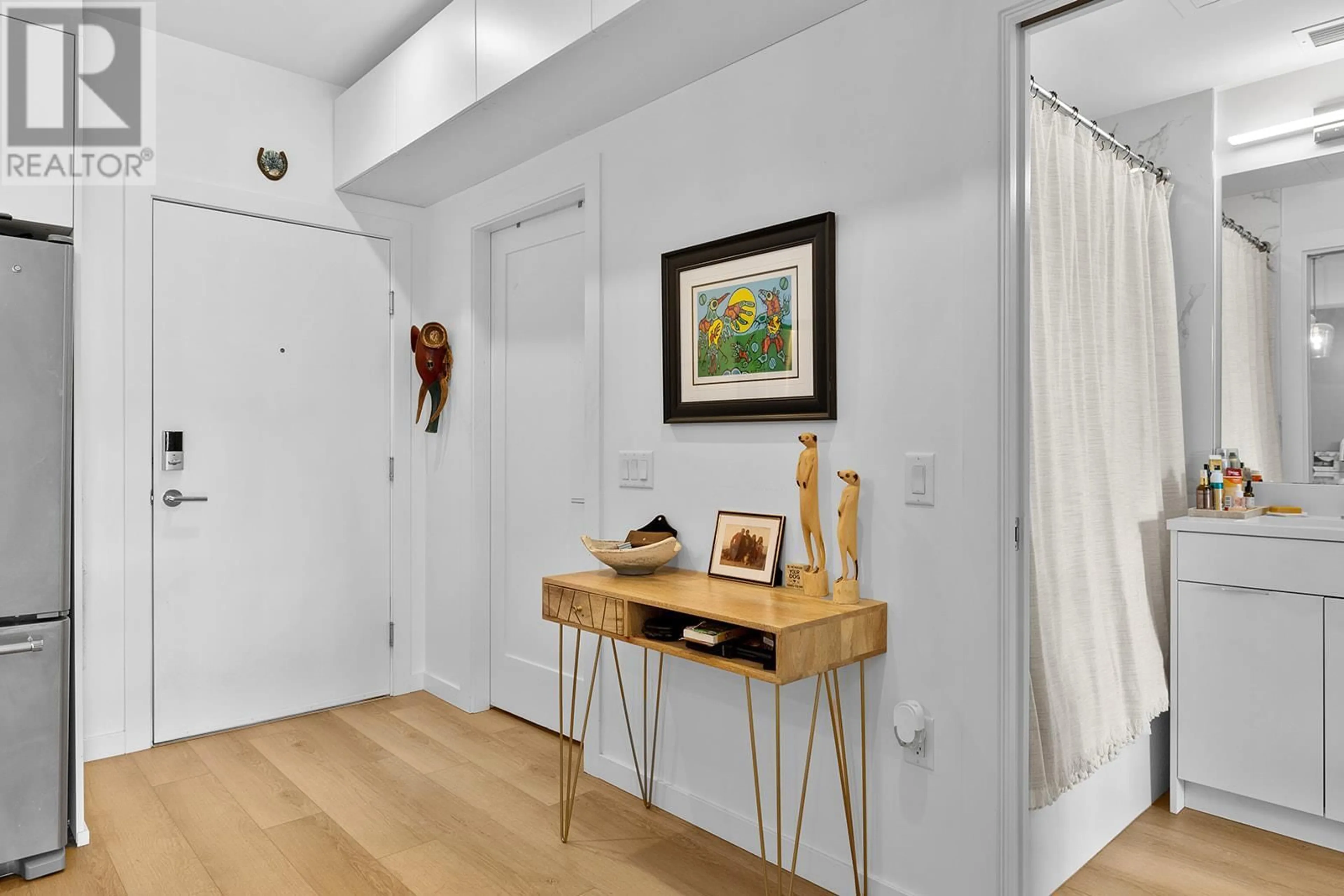 Indoor entryway for 204 - 2627 GORE STREET, Kelowna British Columbia V1Y1M6