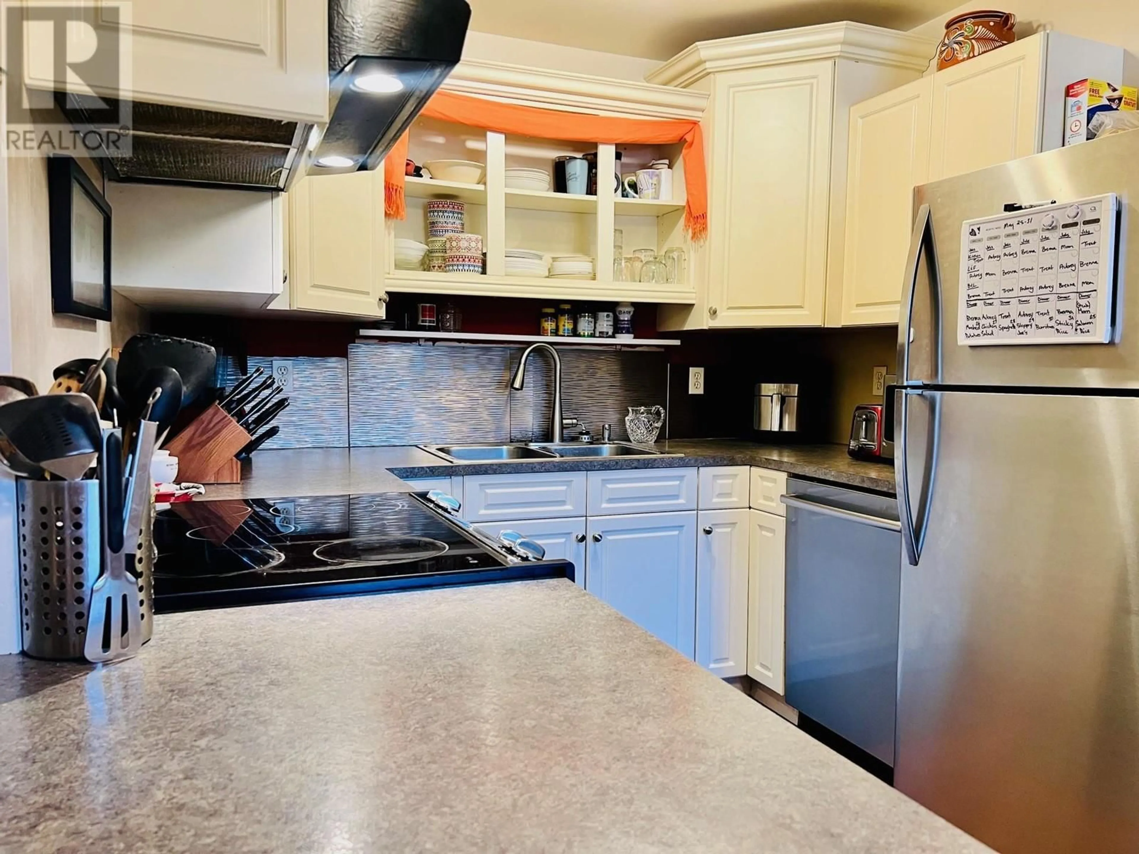 Standard kitchen, ceramic/tile floor for 916 DOGWOOD STREET, Creston British Columbia V0B1G3