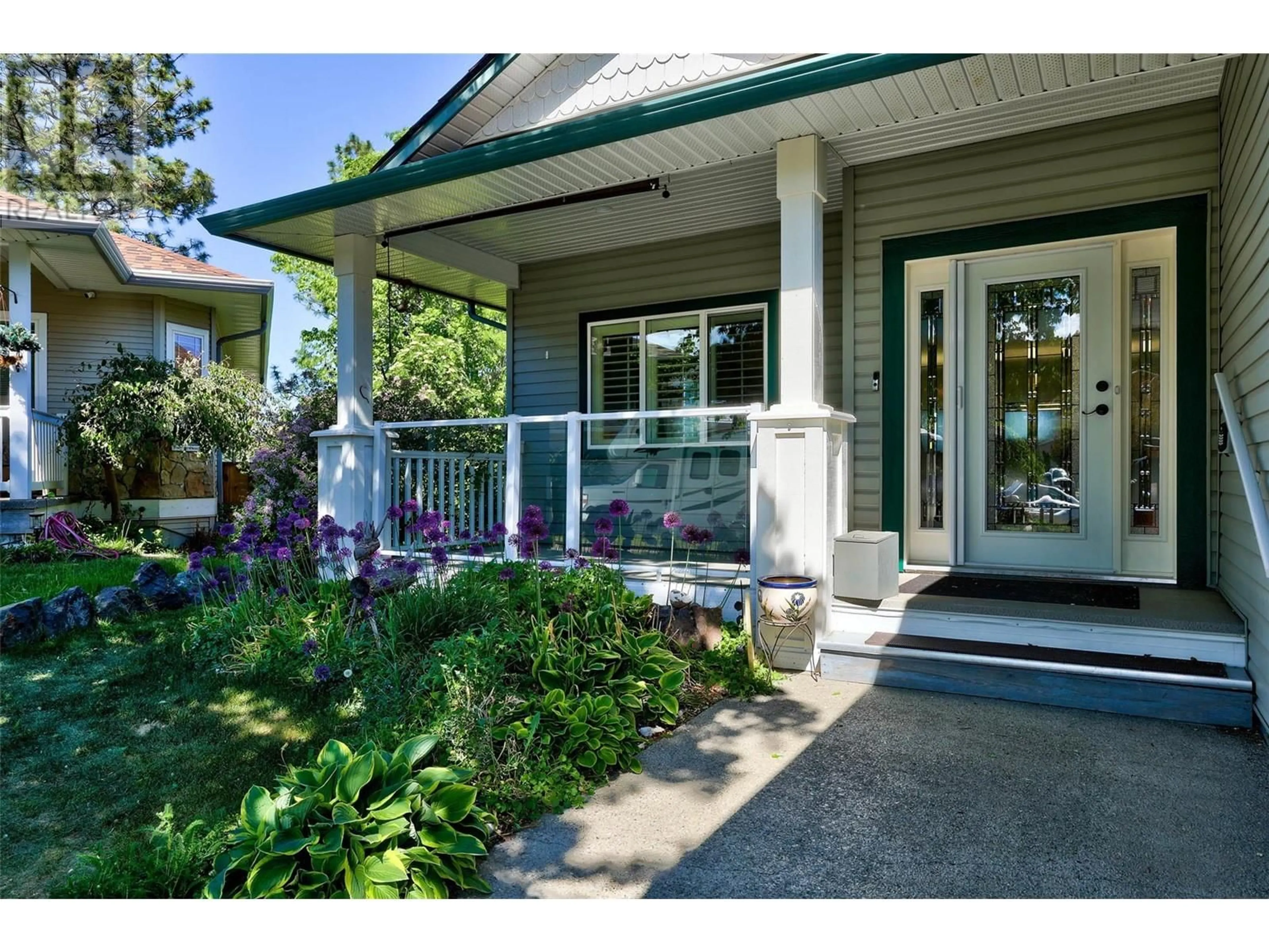 Indoor entryway for 1934 ASH WYND, Kamloops British Columbia V1S1X5