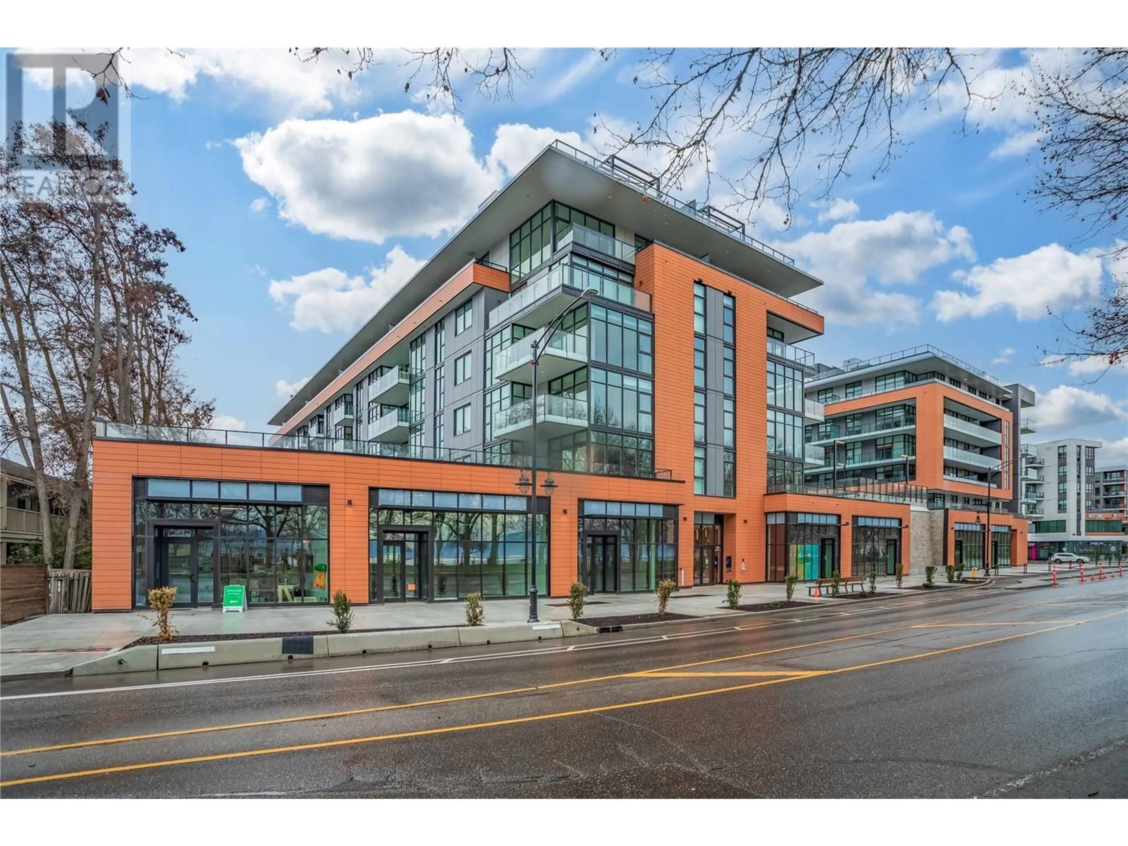 Indoor foyer for 315 - 3389 LAKESHORE ROAD, Kelowna British Columbia V1W0G5