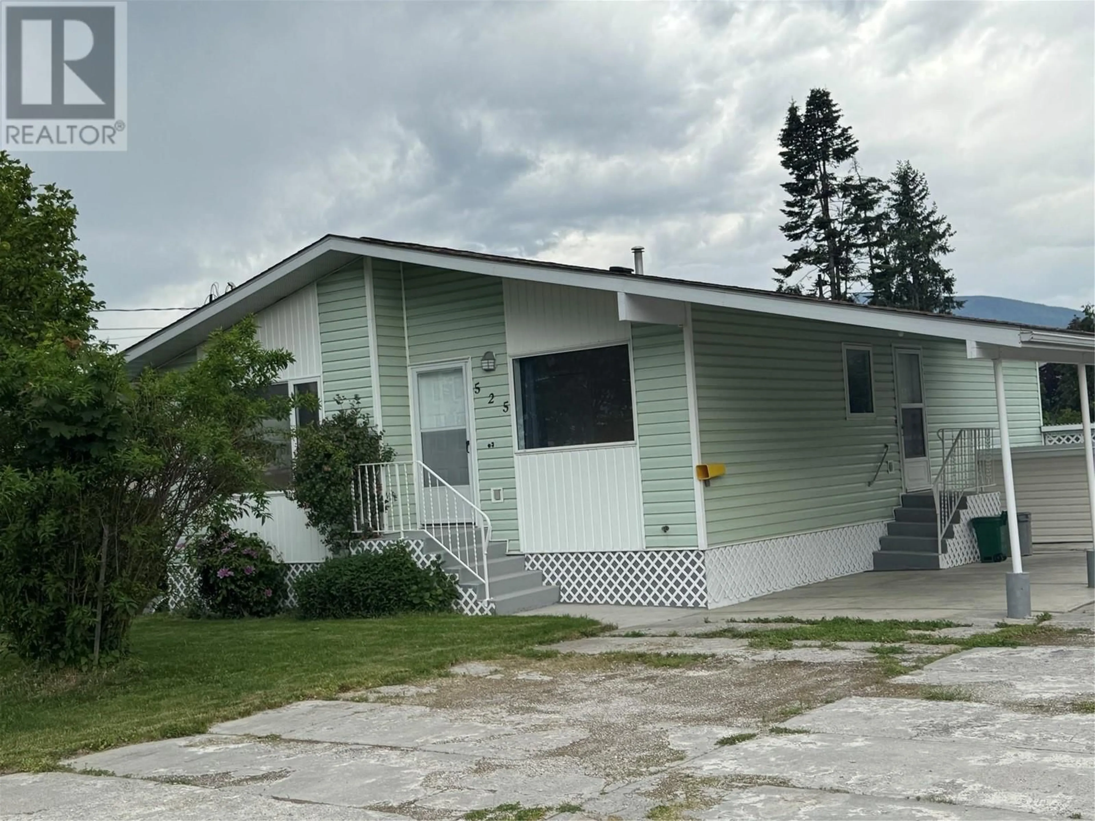 Home with vinyl exterior material, street for 525 14 AVENUE SOUTH, Creston British Columbia V0B1G3