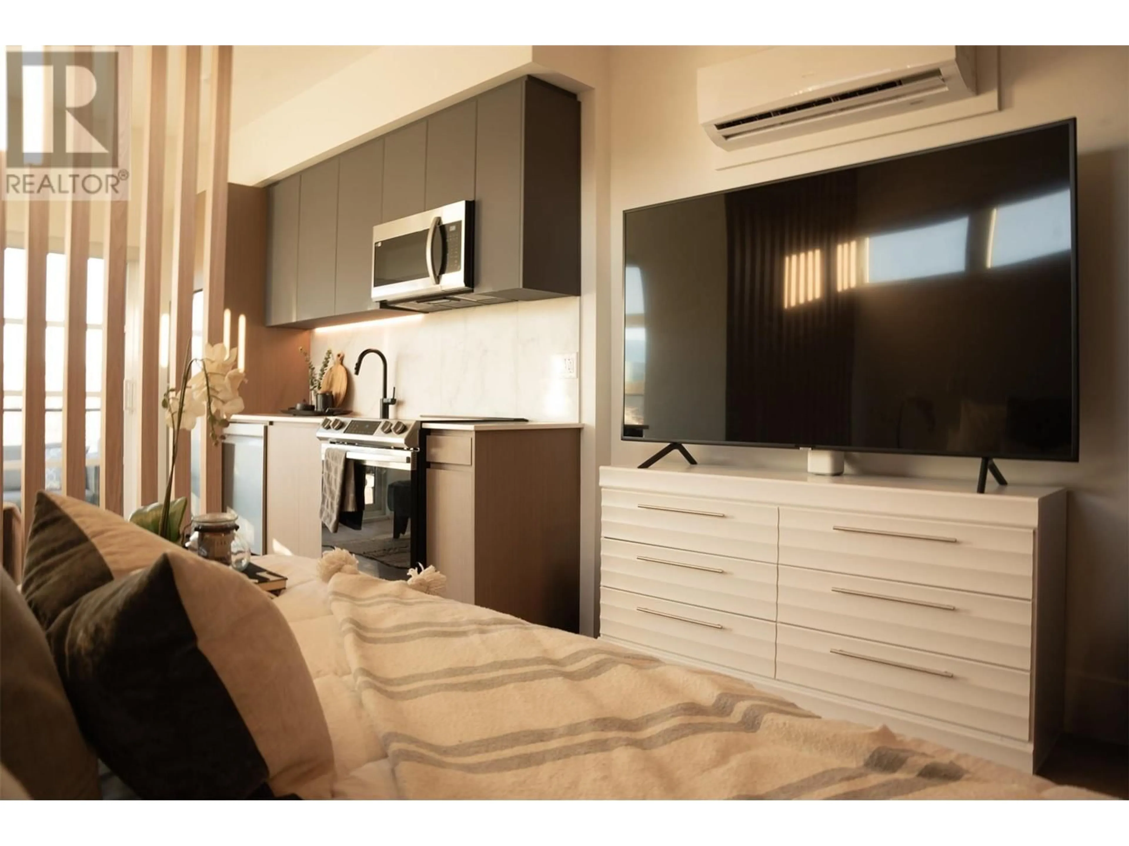 Open concept kitchen, wood/laminate floor for 518 - 720 K.L.O. ROAD, Kelowna British Columbia V1Y0M9