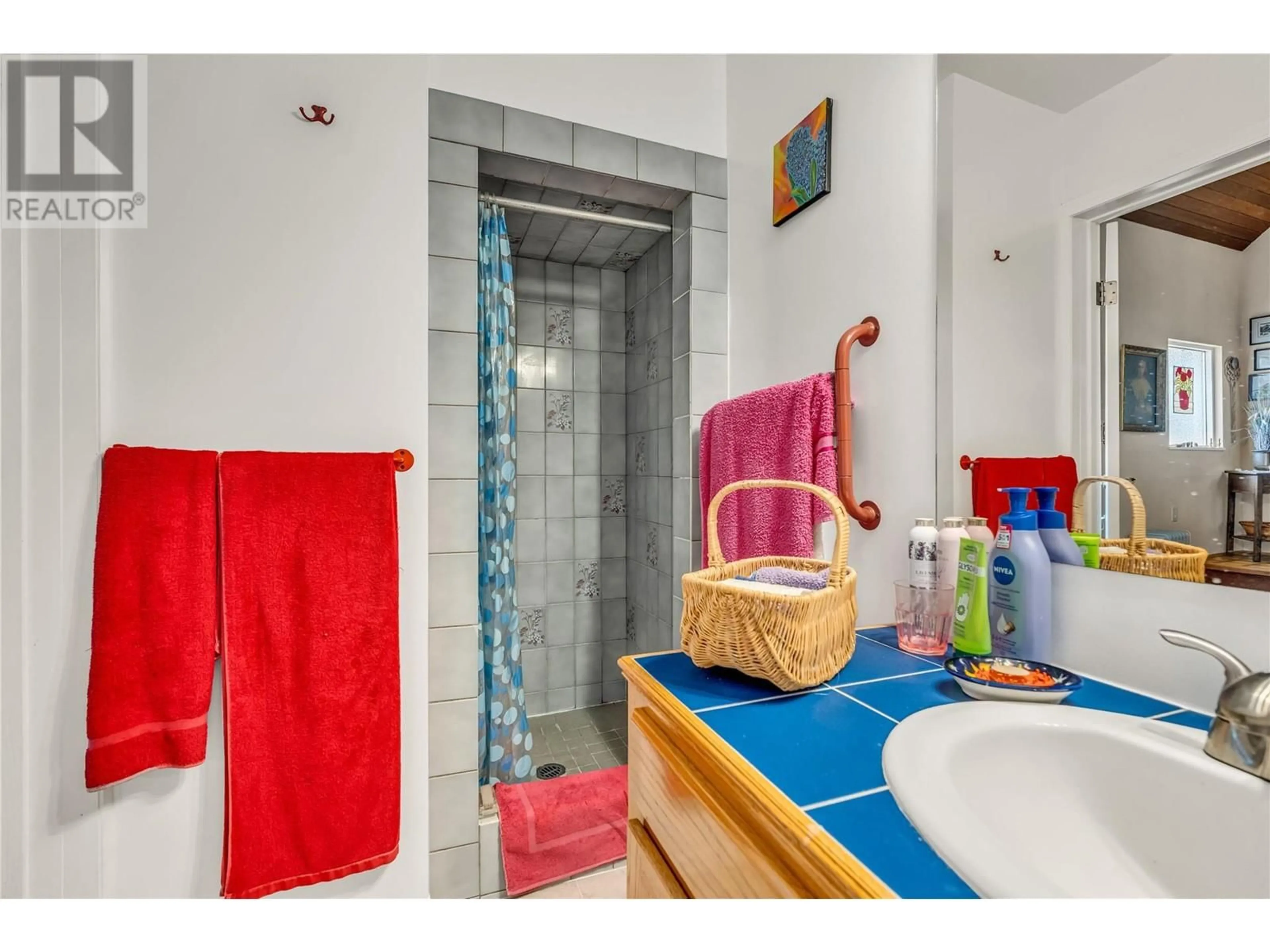 Standard bathroom, ceramic/tile floor for 4206 MONRO AVENUE, Summerland British Columbia V0H1Z2