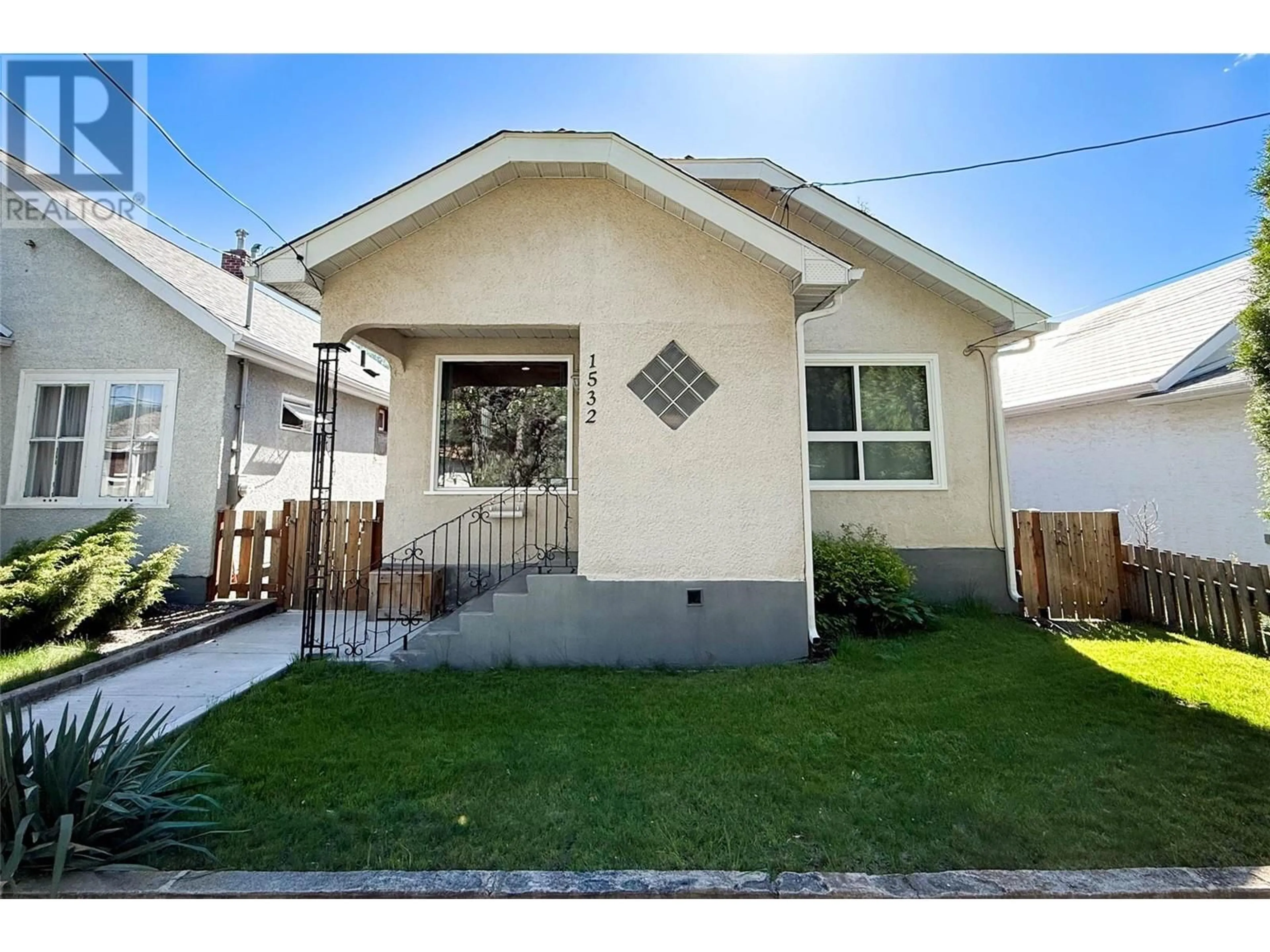 Home with vinyl exterior material, street for 1532 THIRD AVENUE, Trail British Columbia V1R1P7