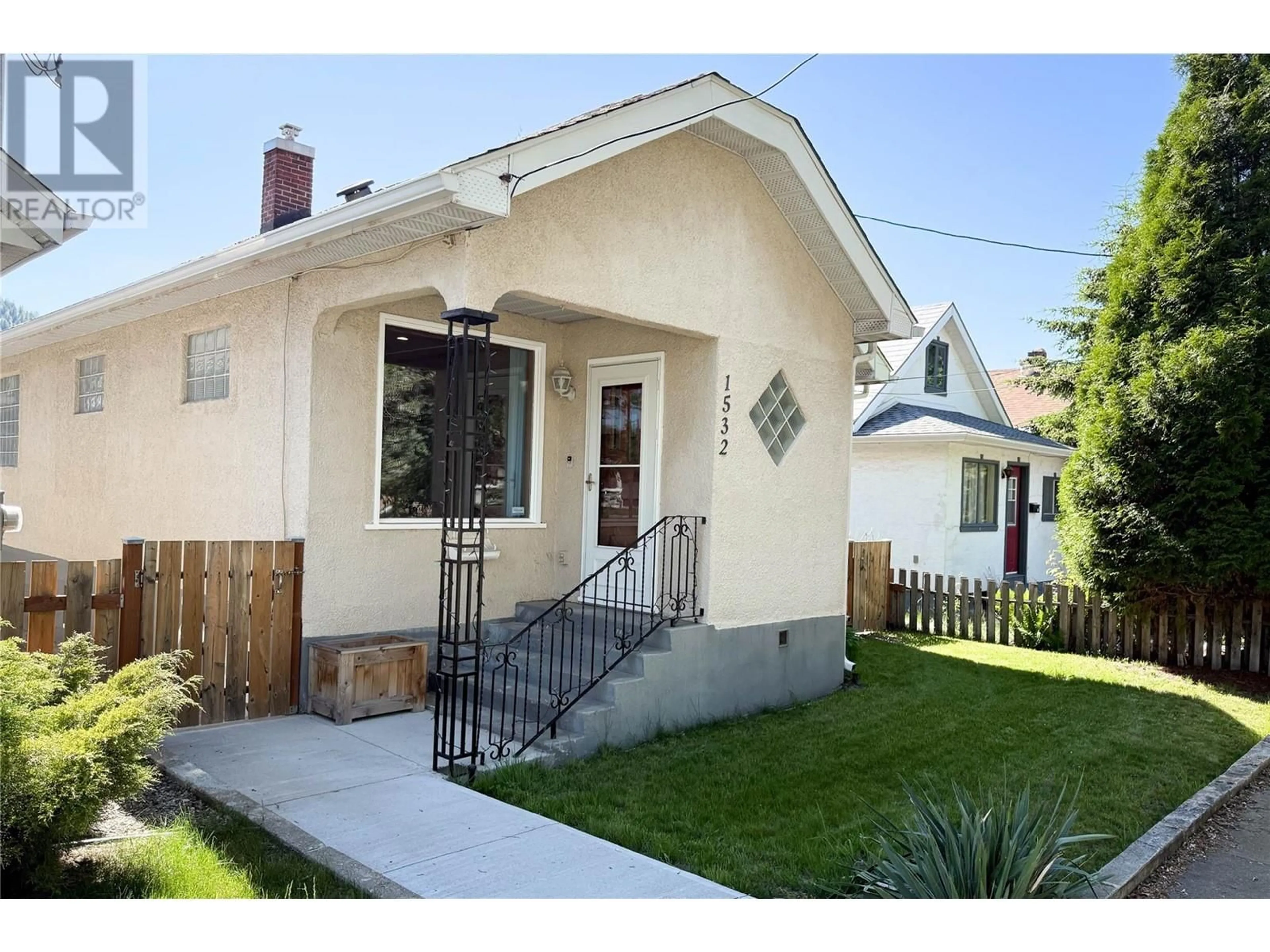 Home with vinyl exterior material, street for 1532 THIRD AVENUE, Trail British Columbia V1R1P7
