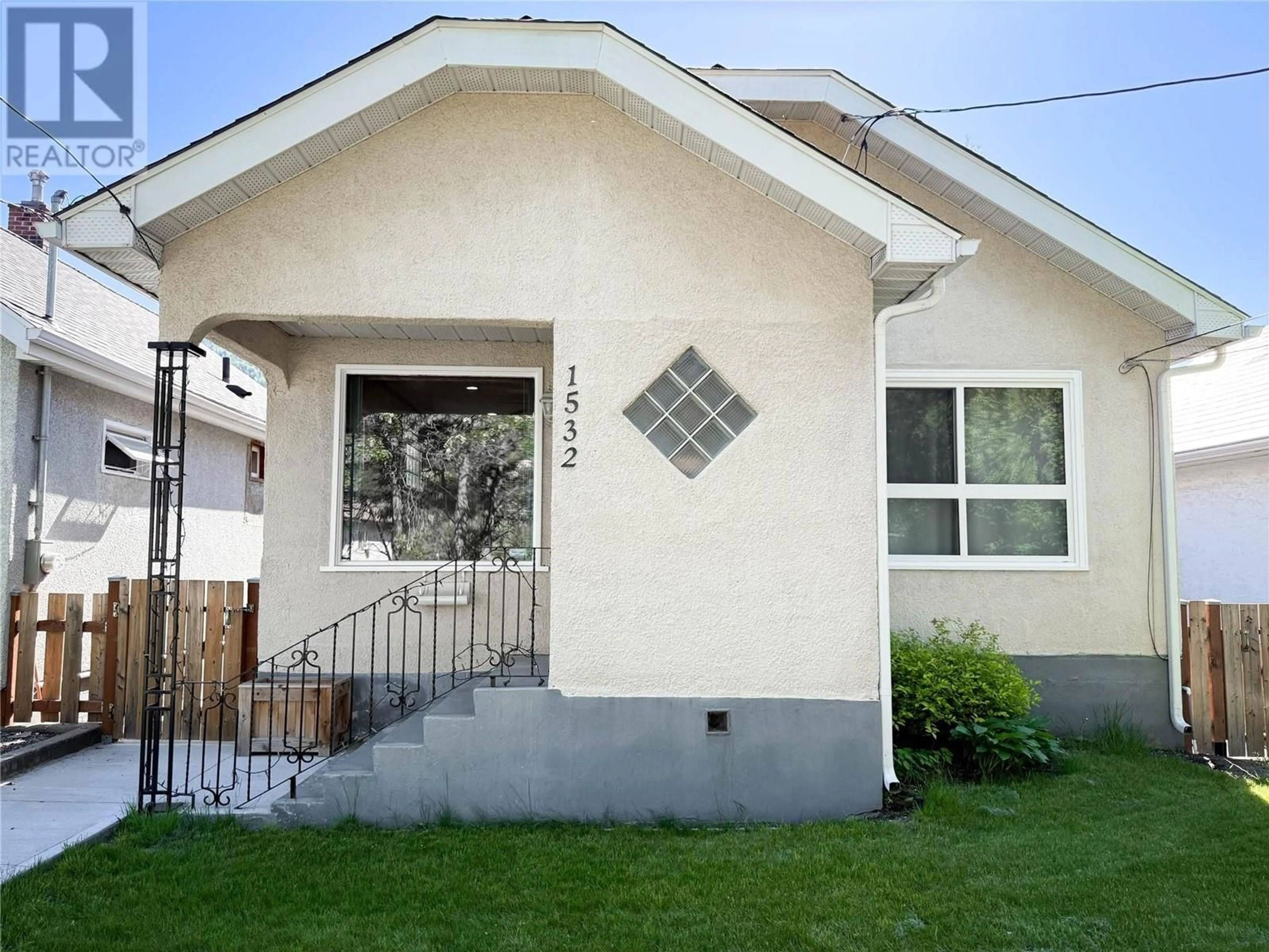 Home with vinyl exterior material, street for 1532 THIRD AVENUE, Trail British Columbia V1R1P7