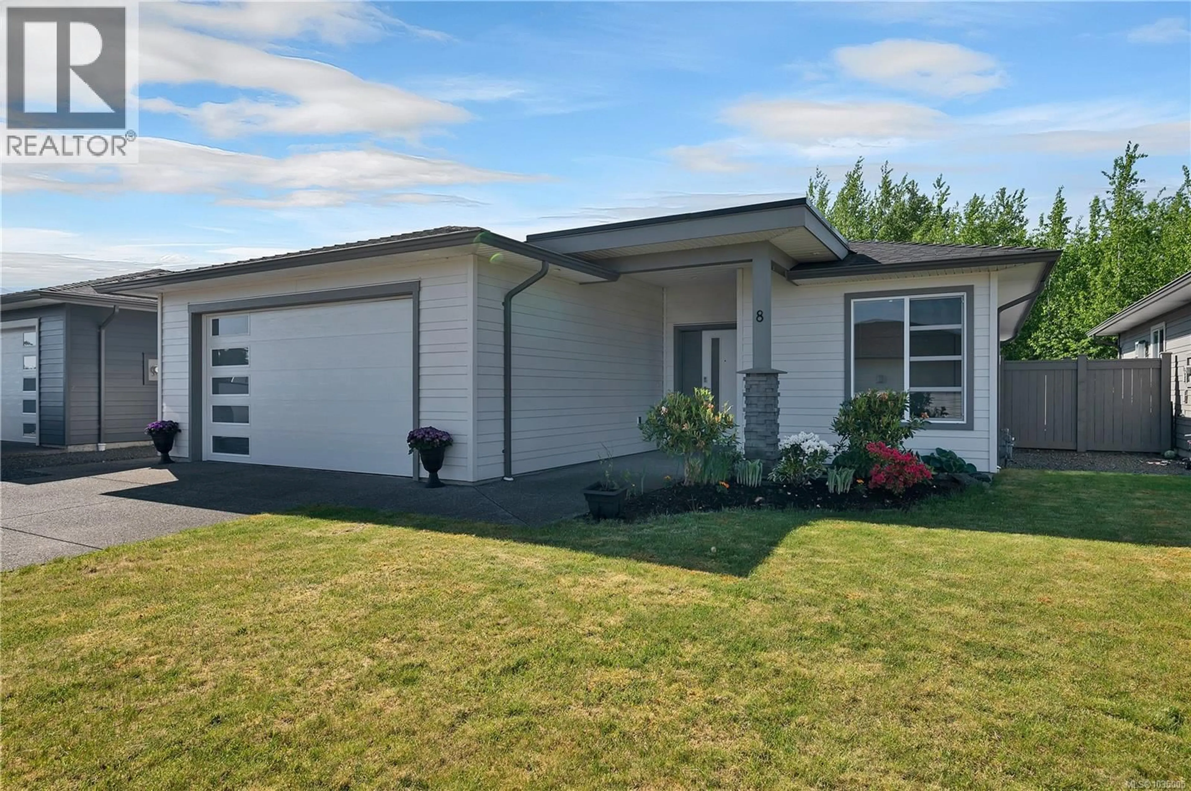 Home with vinyl exterior material, street for 8 - 2161 EVERGREEN ROAD, Campbell River British Columbia V9W0C8