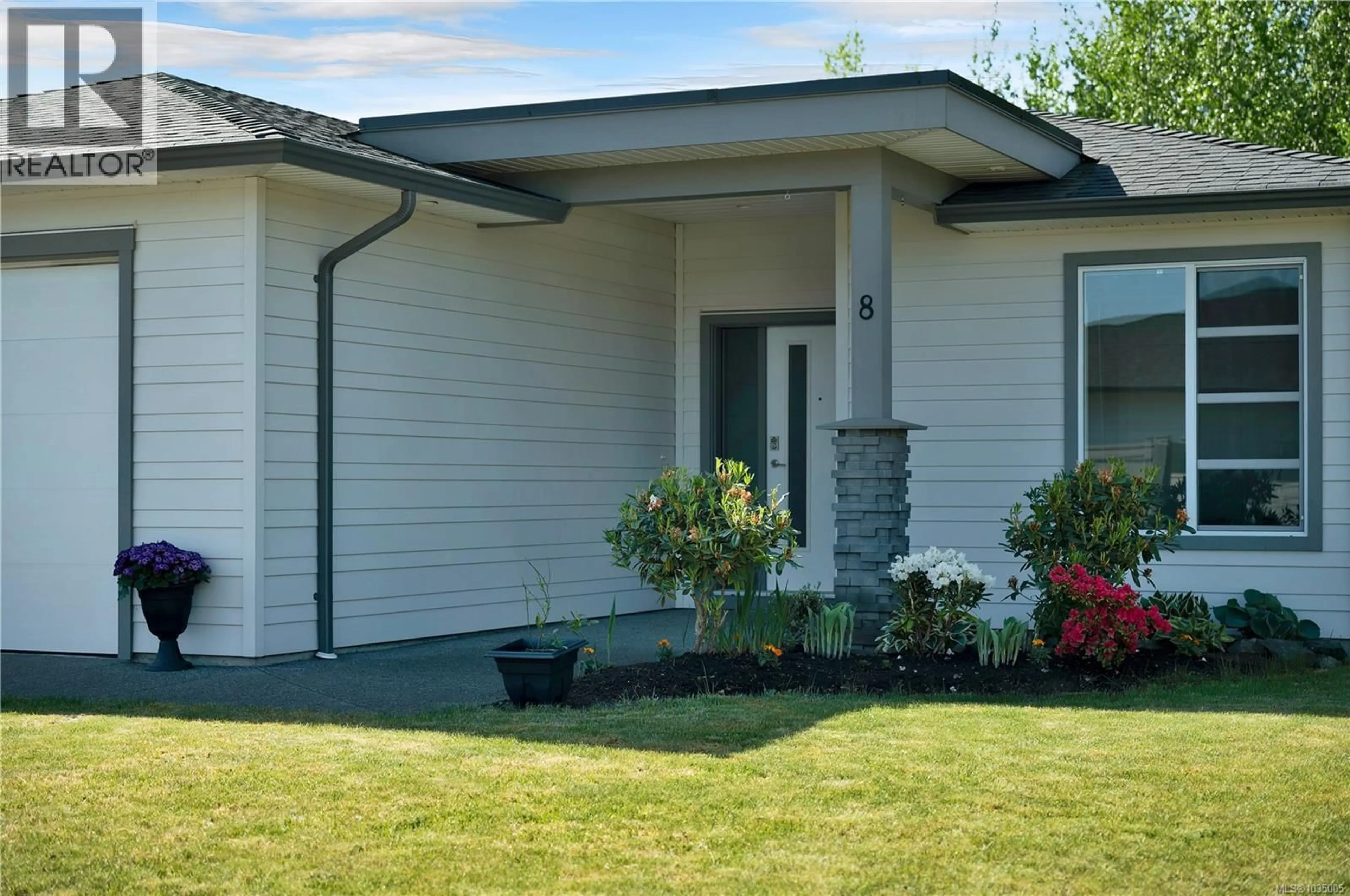 Home with vinyl exterior material, street for 8 - 2161 EVERGREEN ROAD, Campbell River British Columbia V9W0C8
