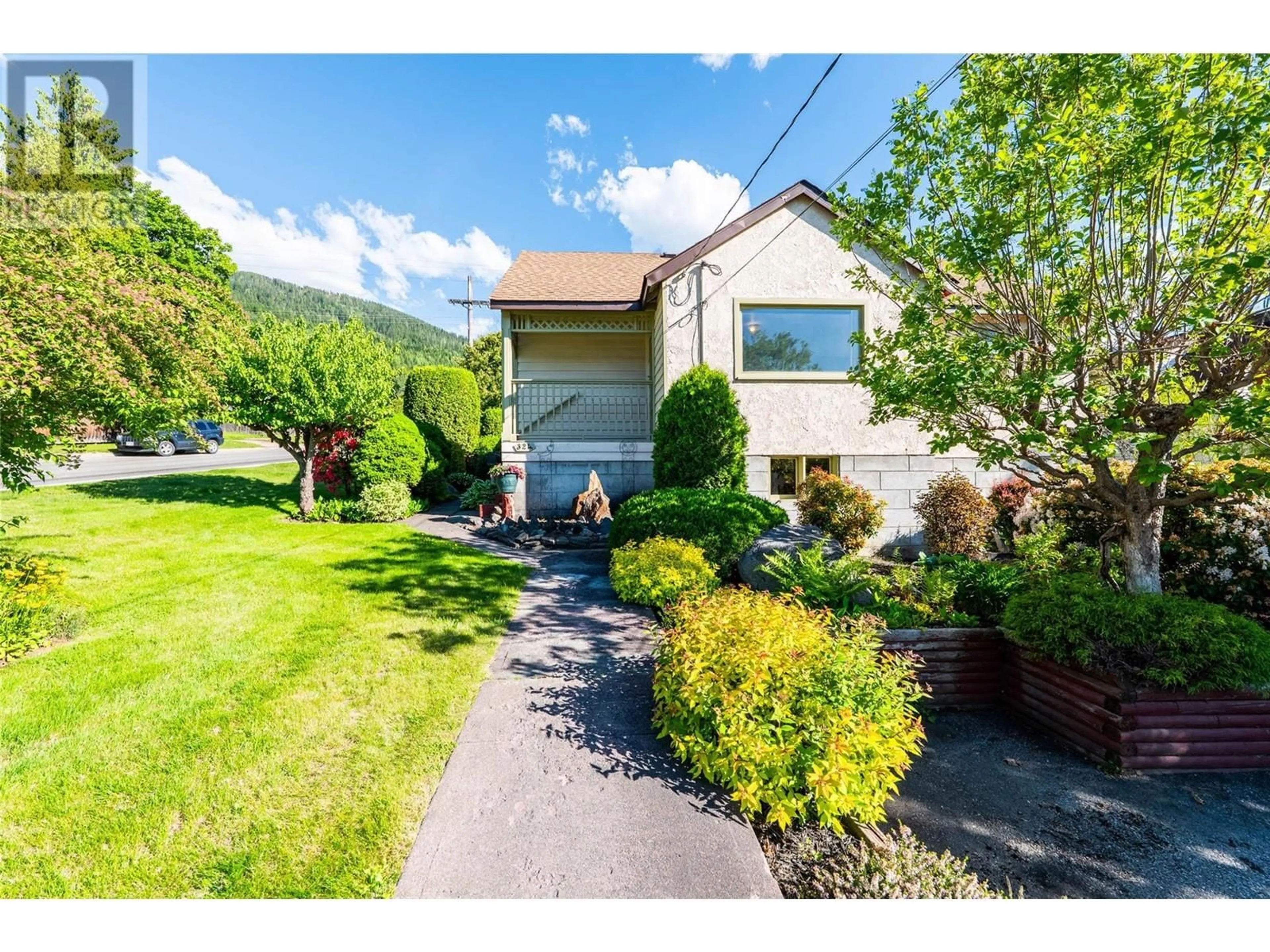 A pic from outside/outdoor area/front of a property/back of a property/a pic from drone, street for 324 HOUSTON STREET, Nelson British Columbia V1L5H4