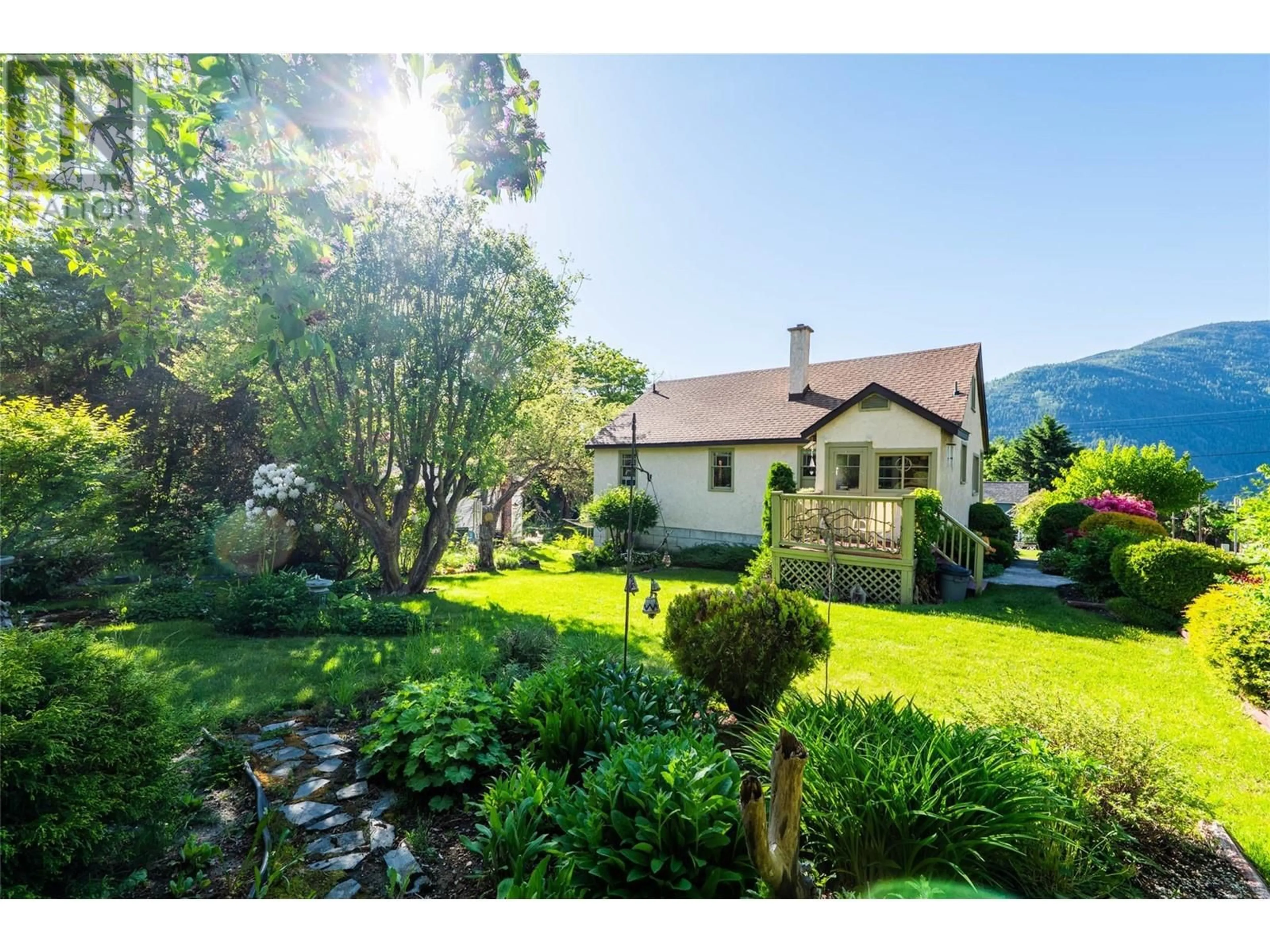 A pic from outside/outdoor area/front of a property/back of a property/a pic from drone, mountain view for 324 HOUSTON STREET, Nelson British Columbia V1L5H4