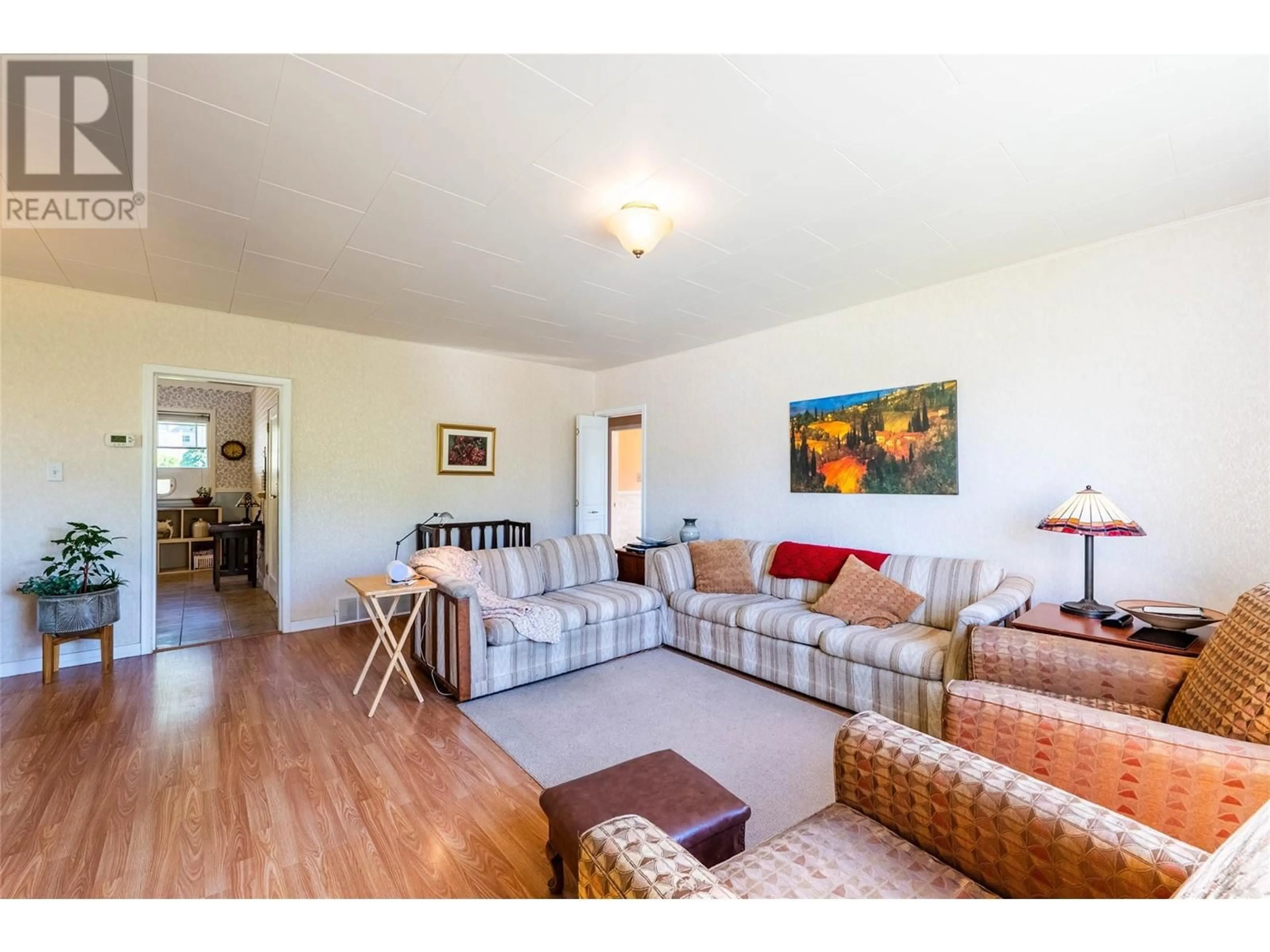 Living room with furniture, wood/laminate floor for 324 HOUSTON STREET, Nelson British Columbia V1L5H4