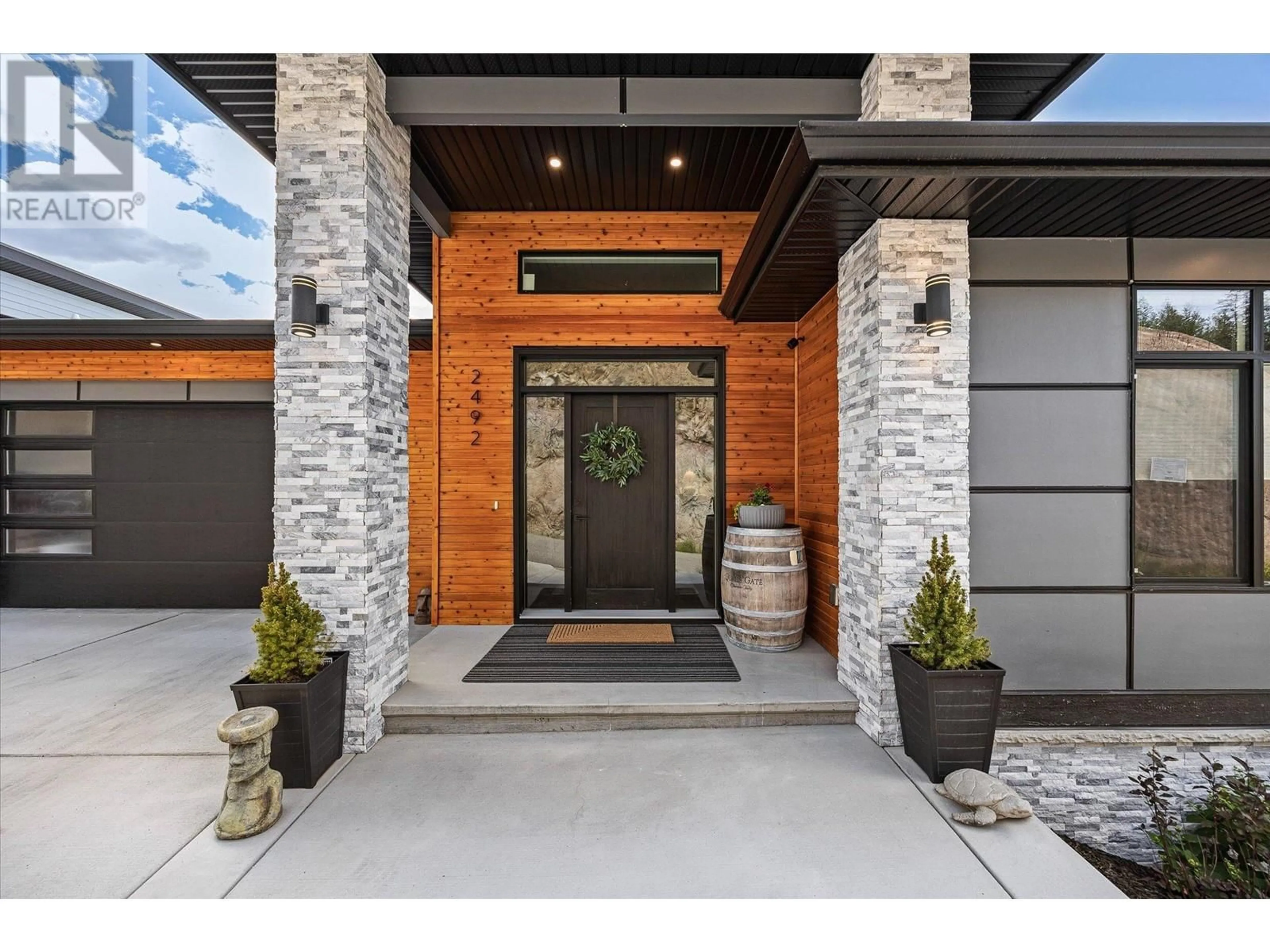 Indoor entryway for 2492 TALLUS HEIGHTS LANE, West Kelowna British Columbia V4T3M2