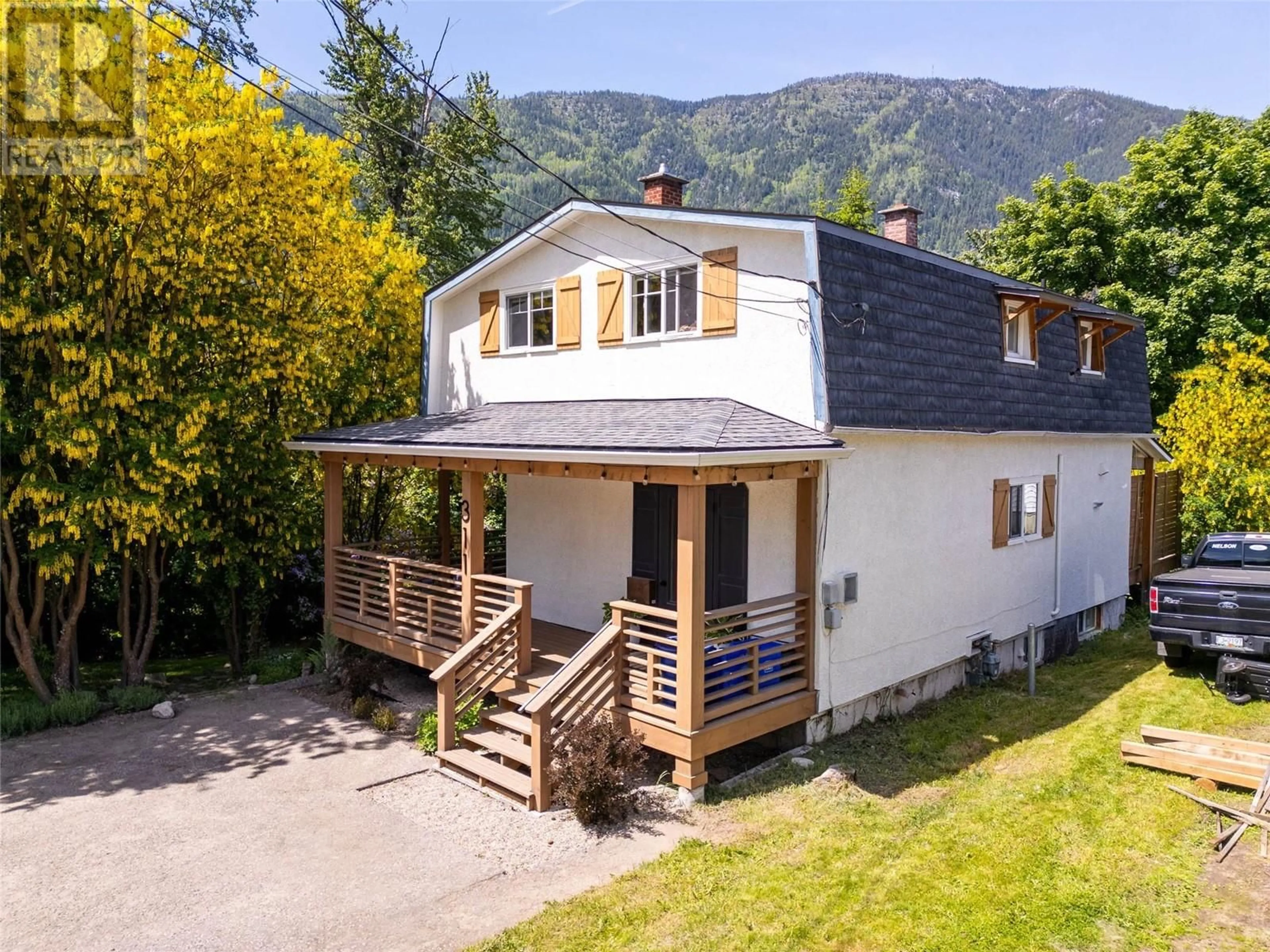 A pic from outside/outdoor area/front of a property/back of a property/a pic from drone, mountain view for 311 ELWYN STREET, Nelson British Columbia V1L3R4