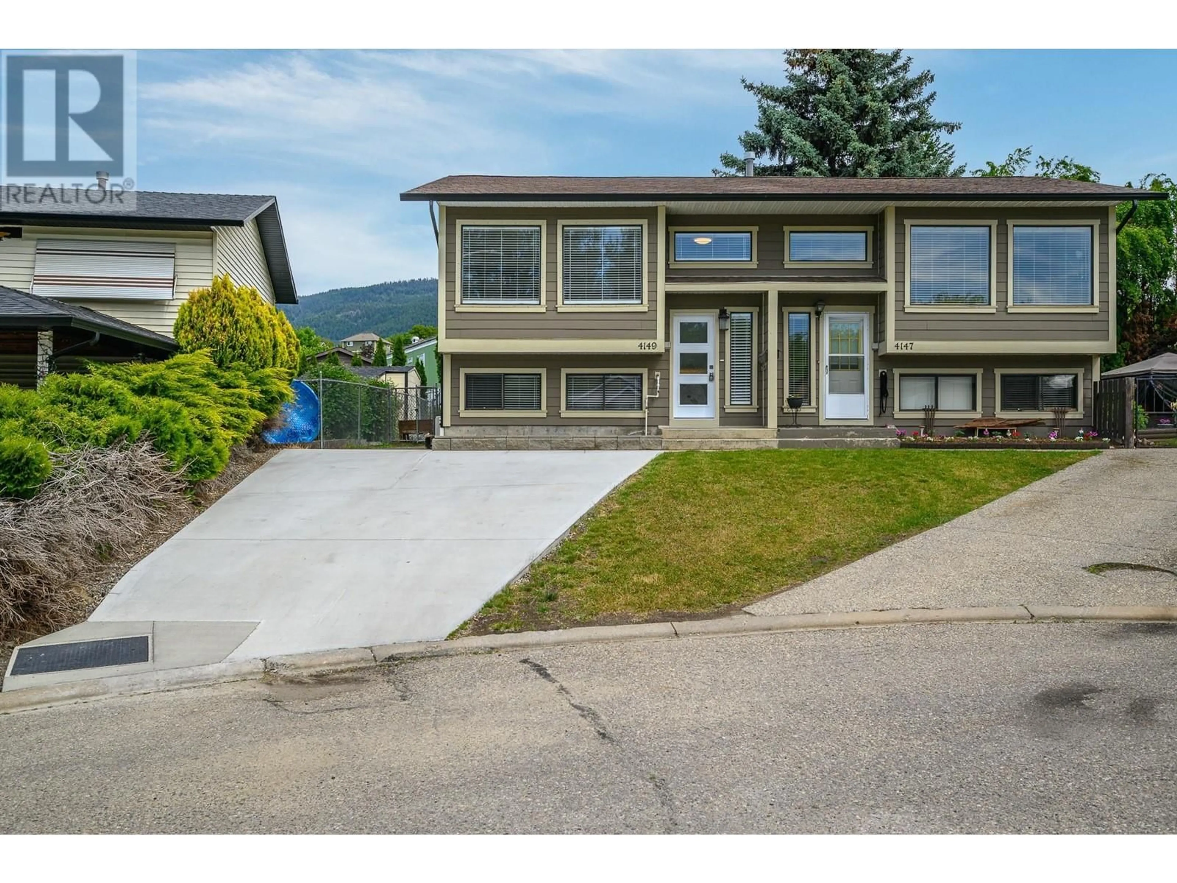 Home with vinyl exterior material, mountain view for 4149 17 TH STREET, Vernon British Columbia V1T8R7