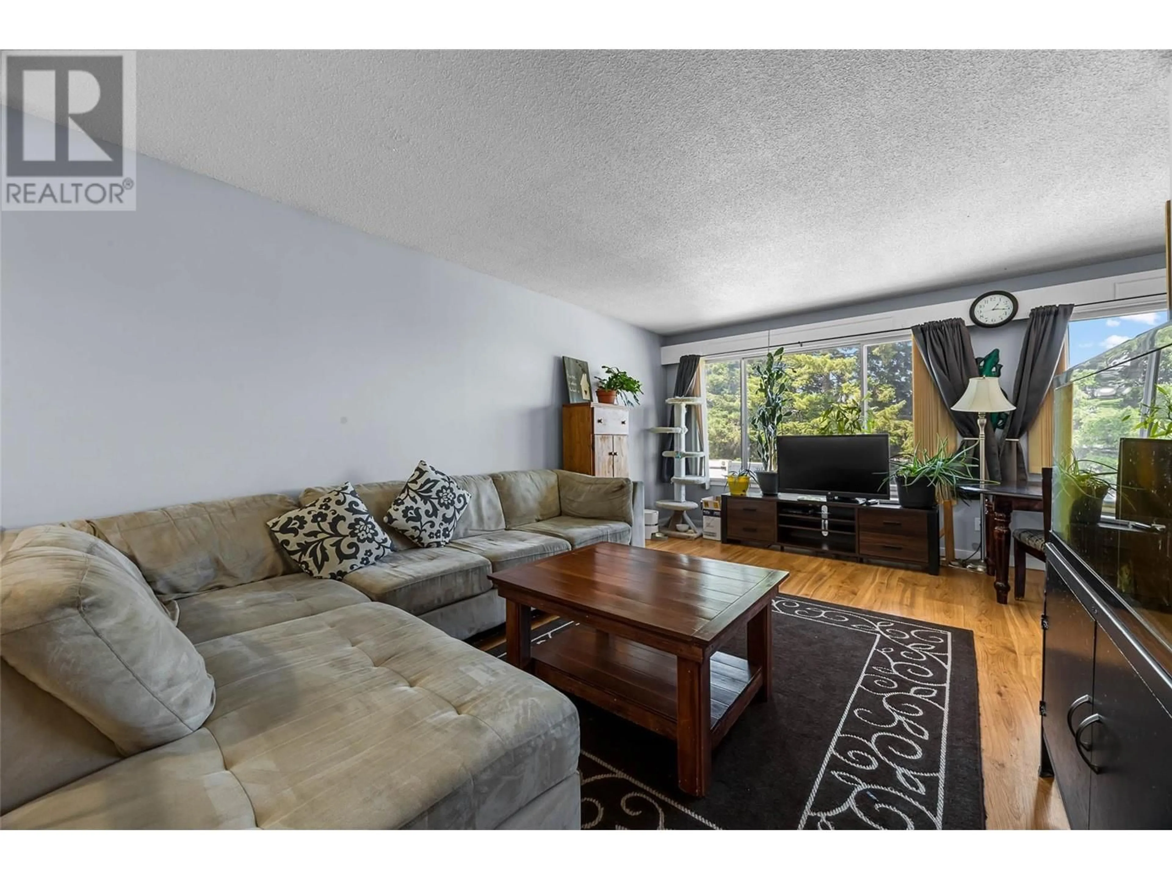Living room with furniture, wood/laminate floor for 187 MCGILL ROAD, Kamloops British Columbia V2C1L8