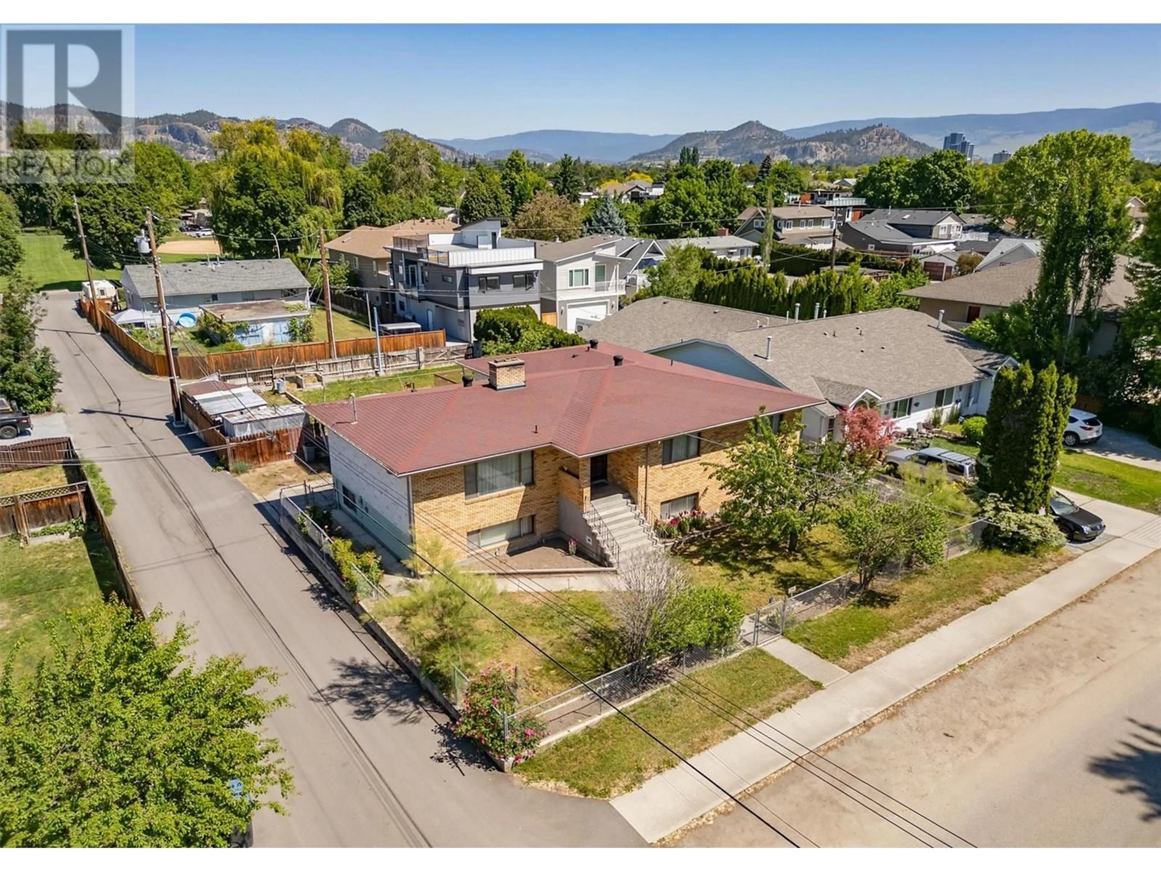 A pic from outside/outdoor area/front of a property/back of a property/a pic from drone, street for 734 FRANCIS AVENUE, Kelowna British Columbia V1Y5G5