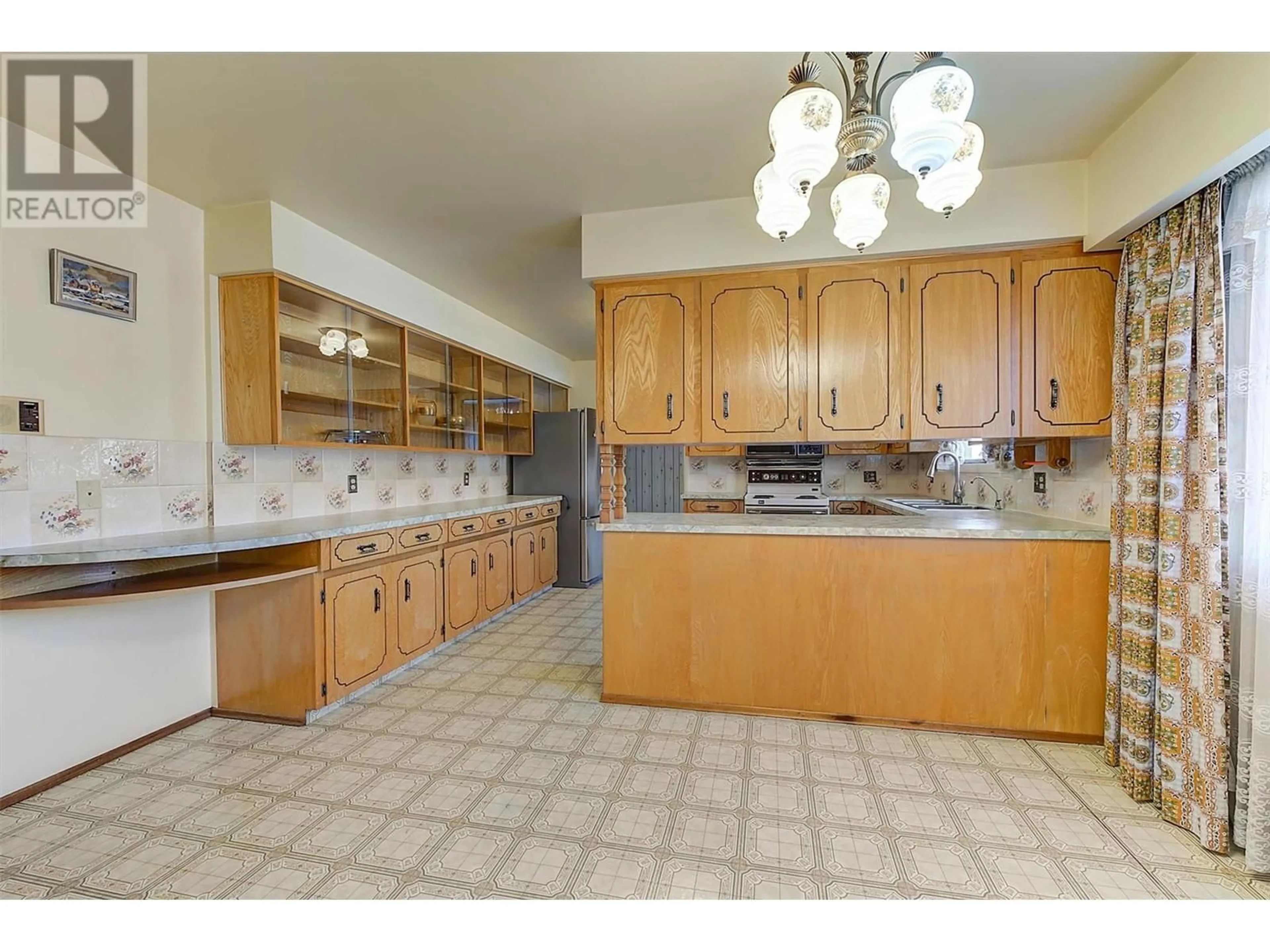 Standard kitchen, ceramic/tile floor for 734 FRANCIS AVENUE, Kelowna British Columbia V1Y5G5
