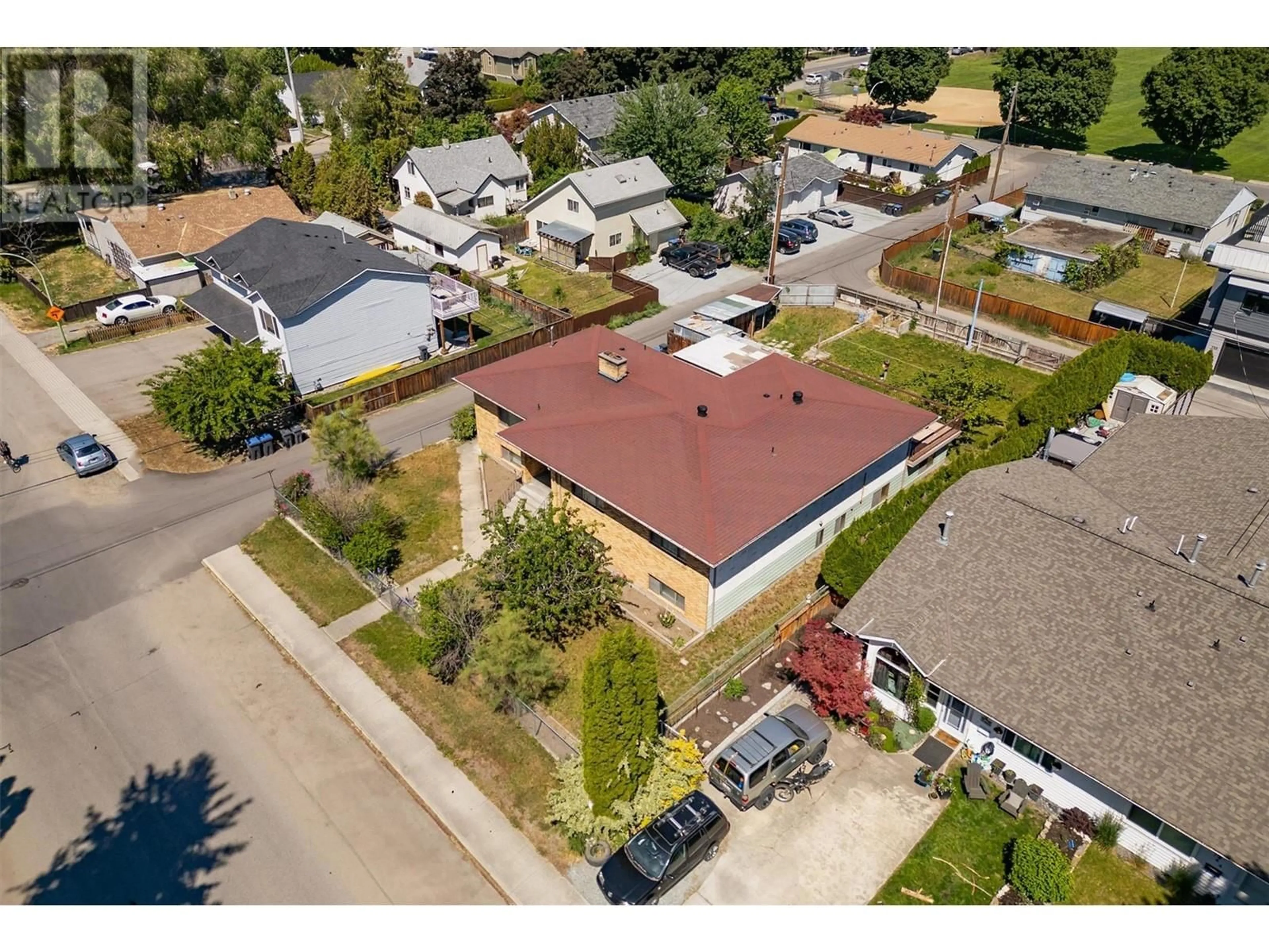 A pic from outside/outdoor area/front of a property/back of a property/a pic from drone, street for 734 FRANCIS AVENUE, Kelowna British Columbia V1Y5G5