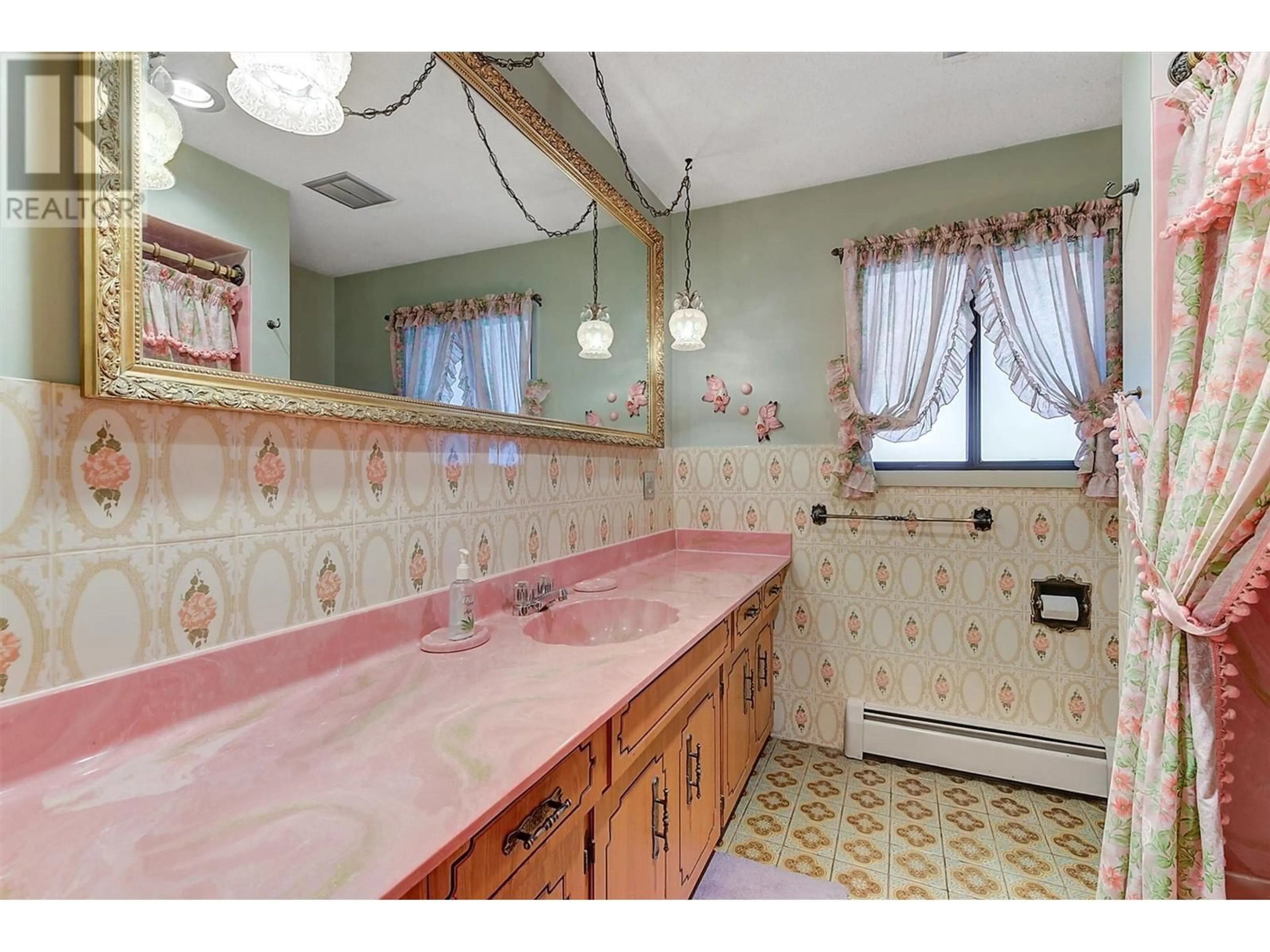 Standard bathroom, ceramic/tile floor for 734 FRANCIS AVENUE, Kelowna British Columbia V1Y5G5