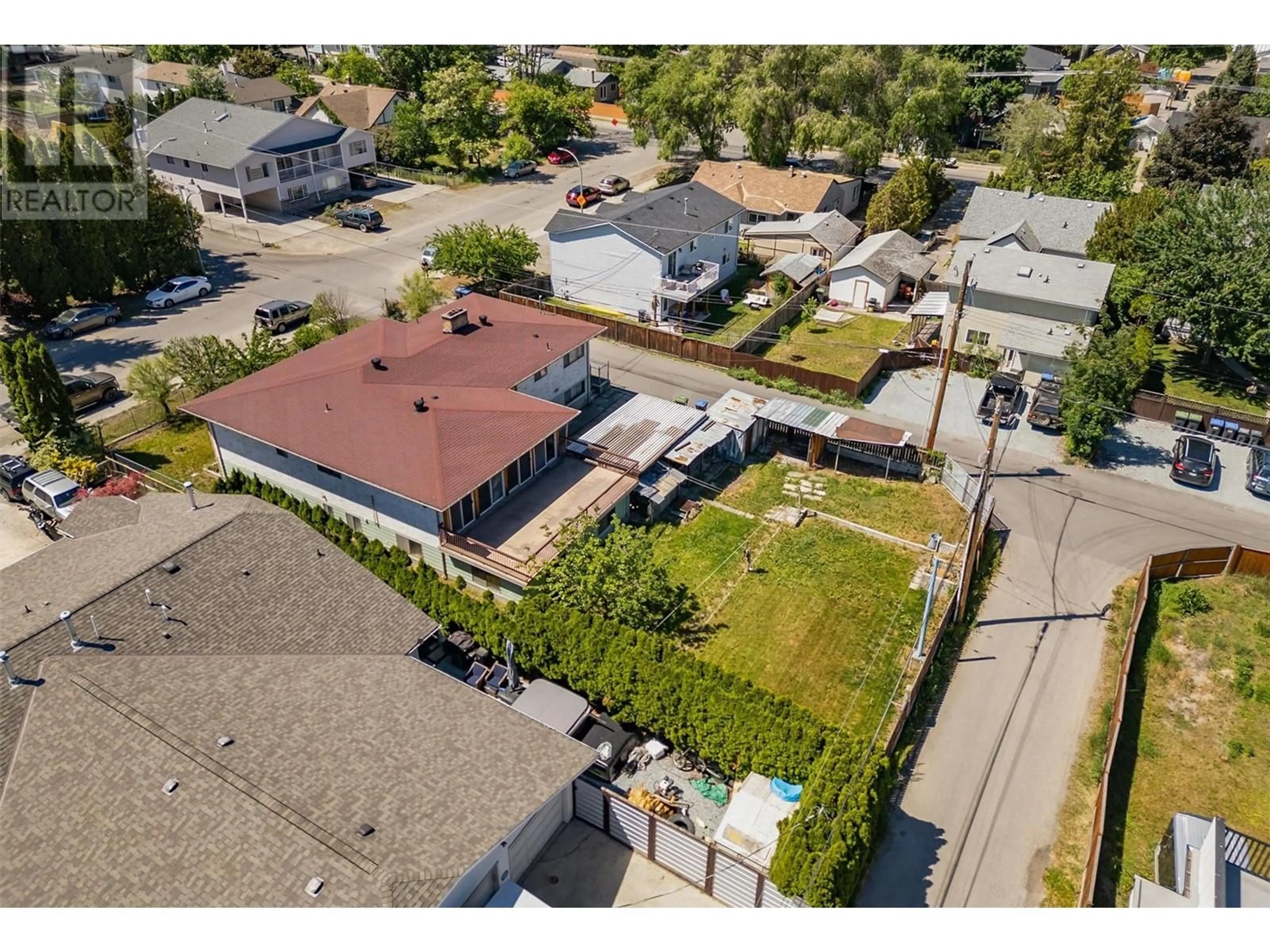 A pic from outside/outdoor area/front of a property/back of a property/a pic from drone, street for 734 FRANCIS AVENUE, Kelowna British Columbia V1Y5G5