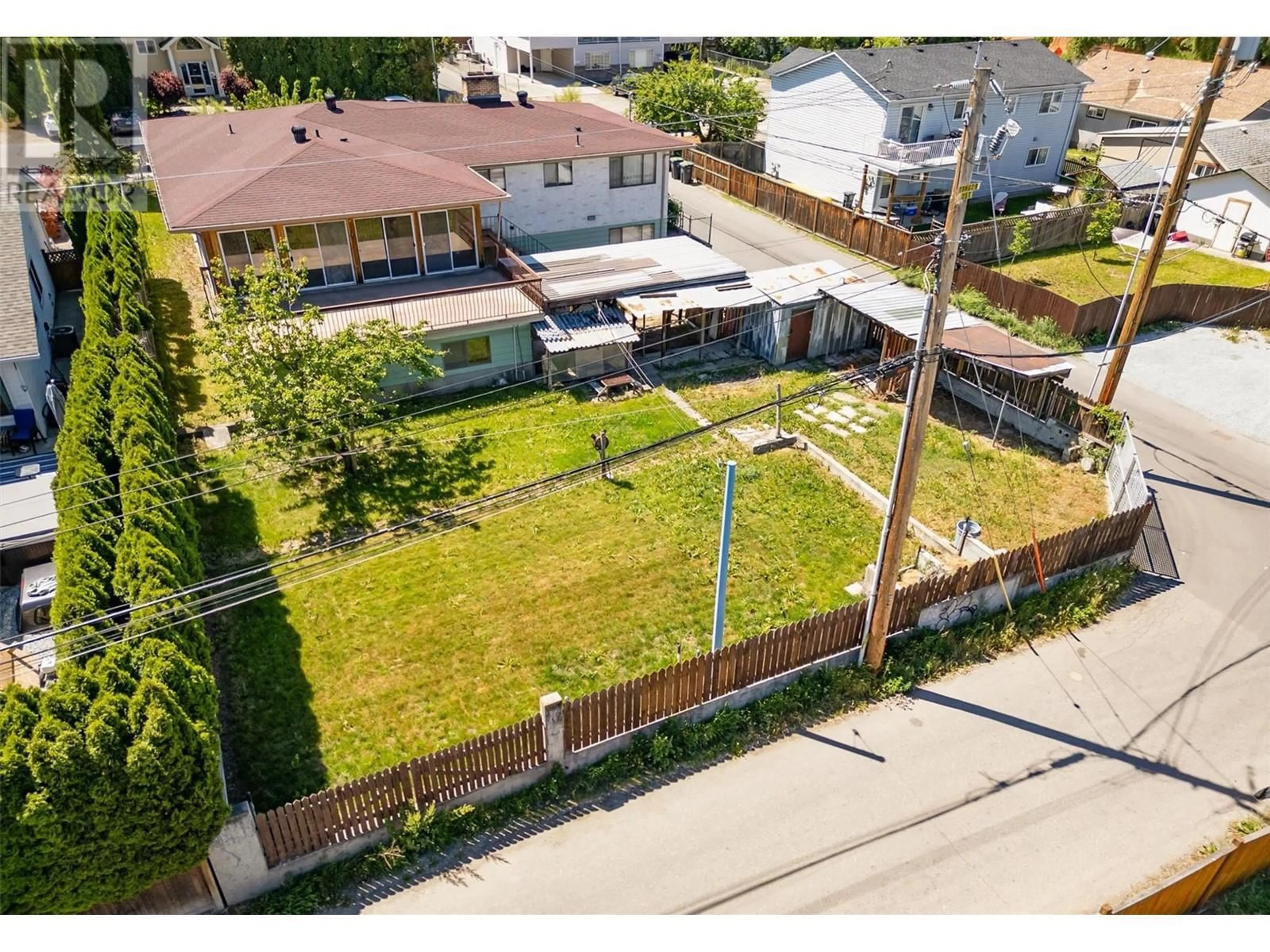 A pic from outside/outdoor area/front of a property/back of a property/a pic from drone, street for 734 FRANCIS AVENUE, Kelowna British Columbia V1Y5G5