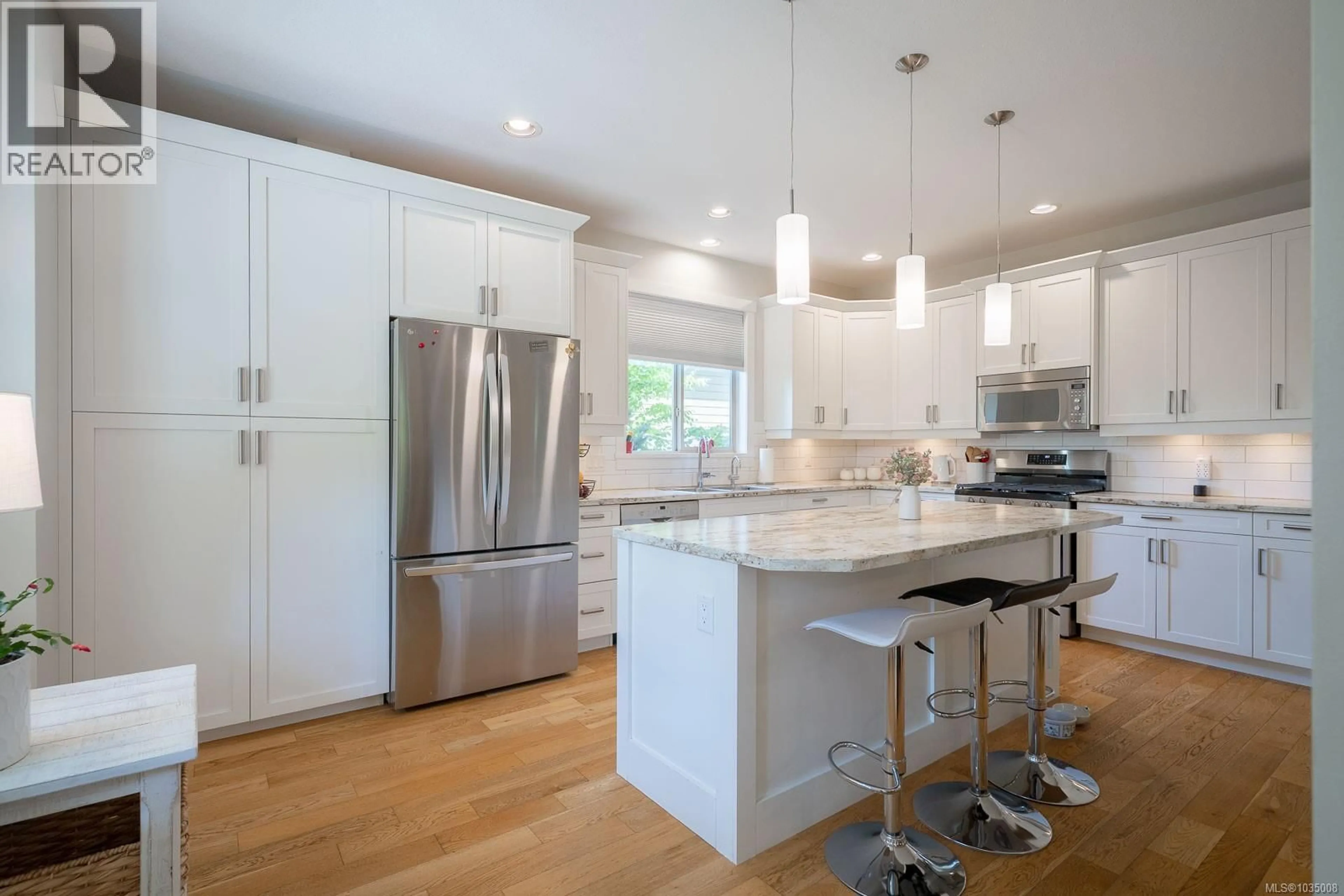 Contemporary kitchen, wood/laminate floor for 336 WESSEX LANE, Nanaimo British Columbia V9R6H5