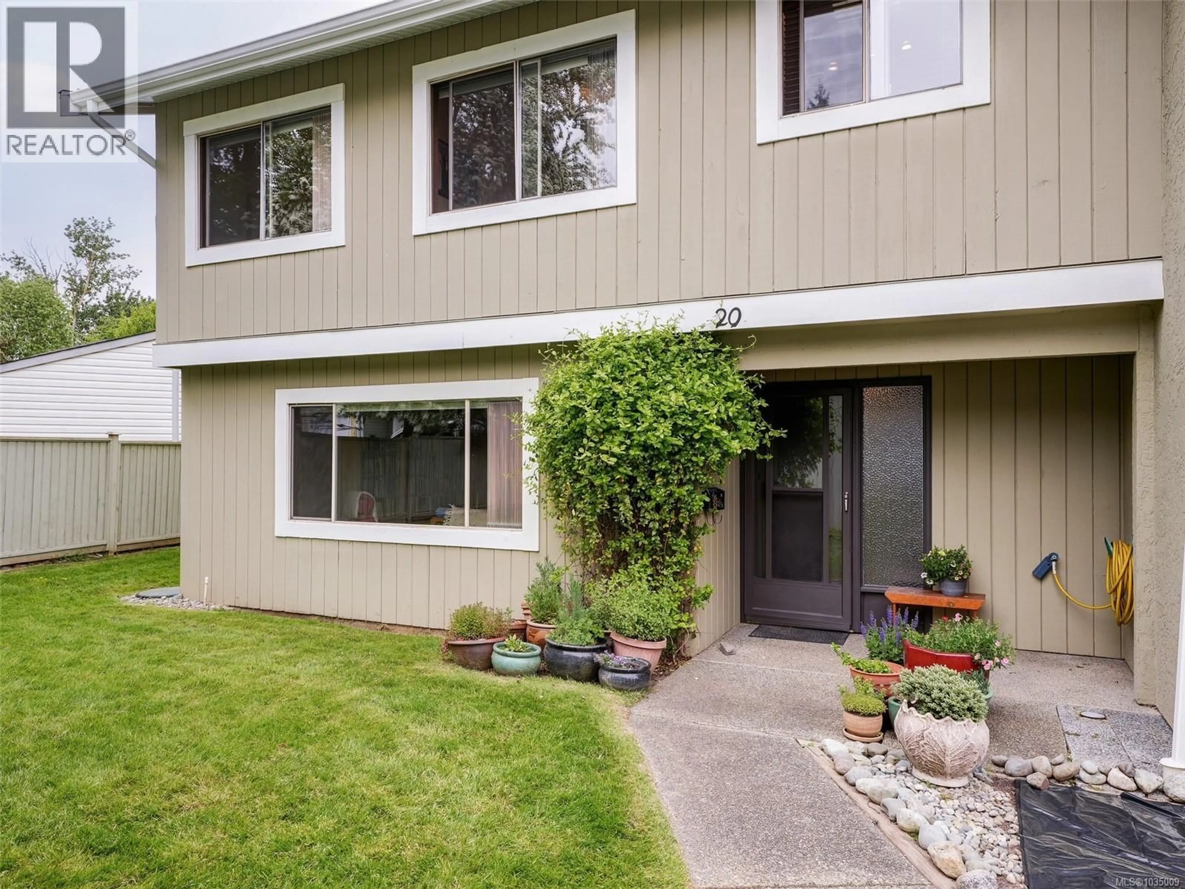 Home with vinyl exterior material, street for 20 - 2020 WHITE BIRCH ROAD, Sidney British Columbia V8L2R1
