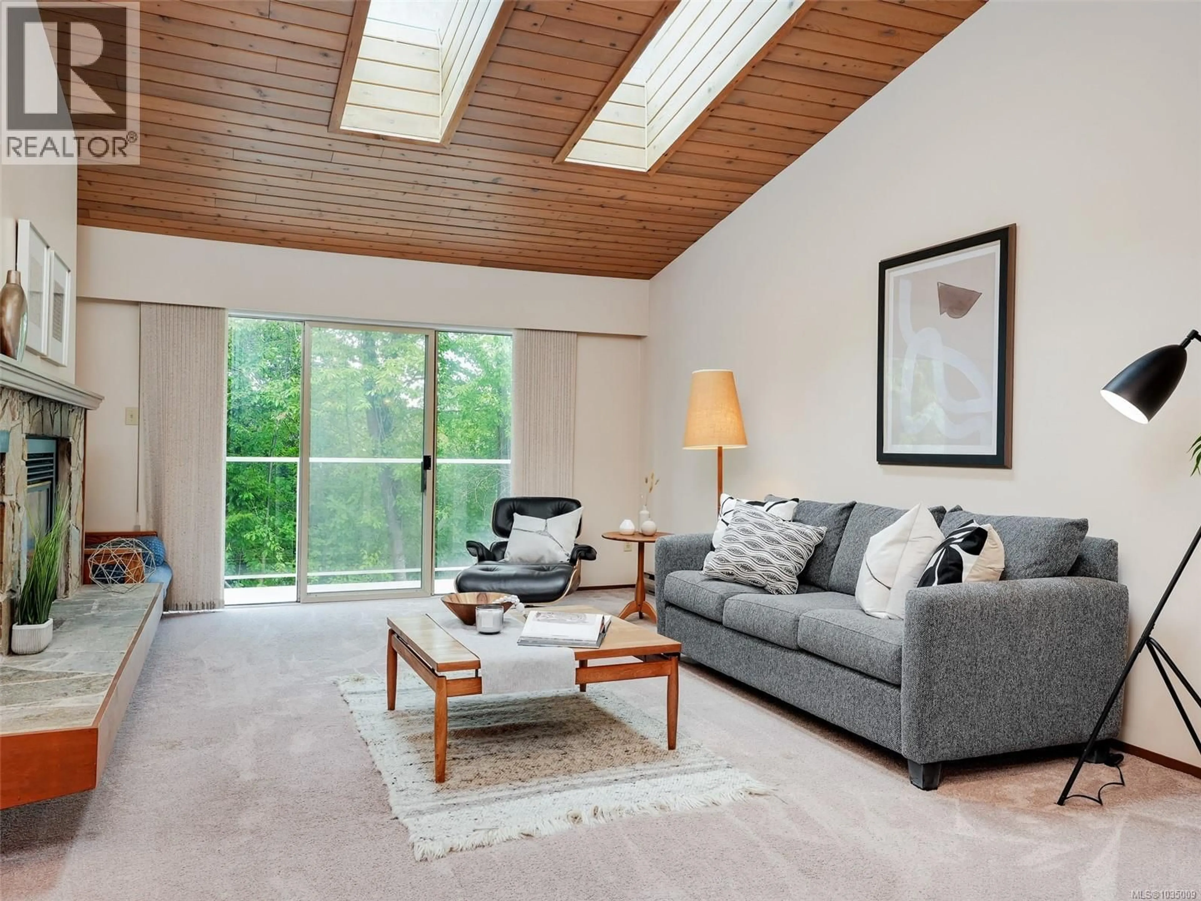 Living room with furniture, wood/laminate floor for 20 - 2020 WHITE BIRCH ROAD, Sidney British Columbia V8L2R1