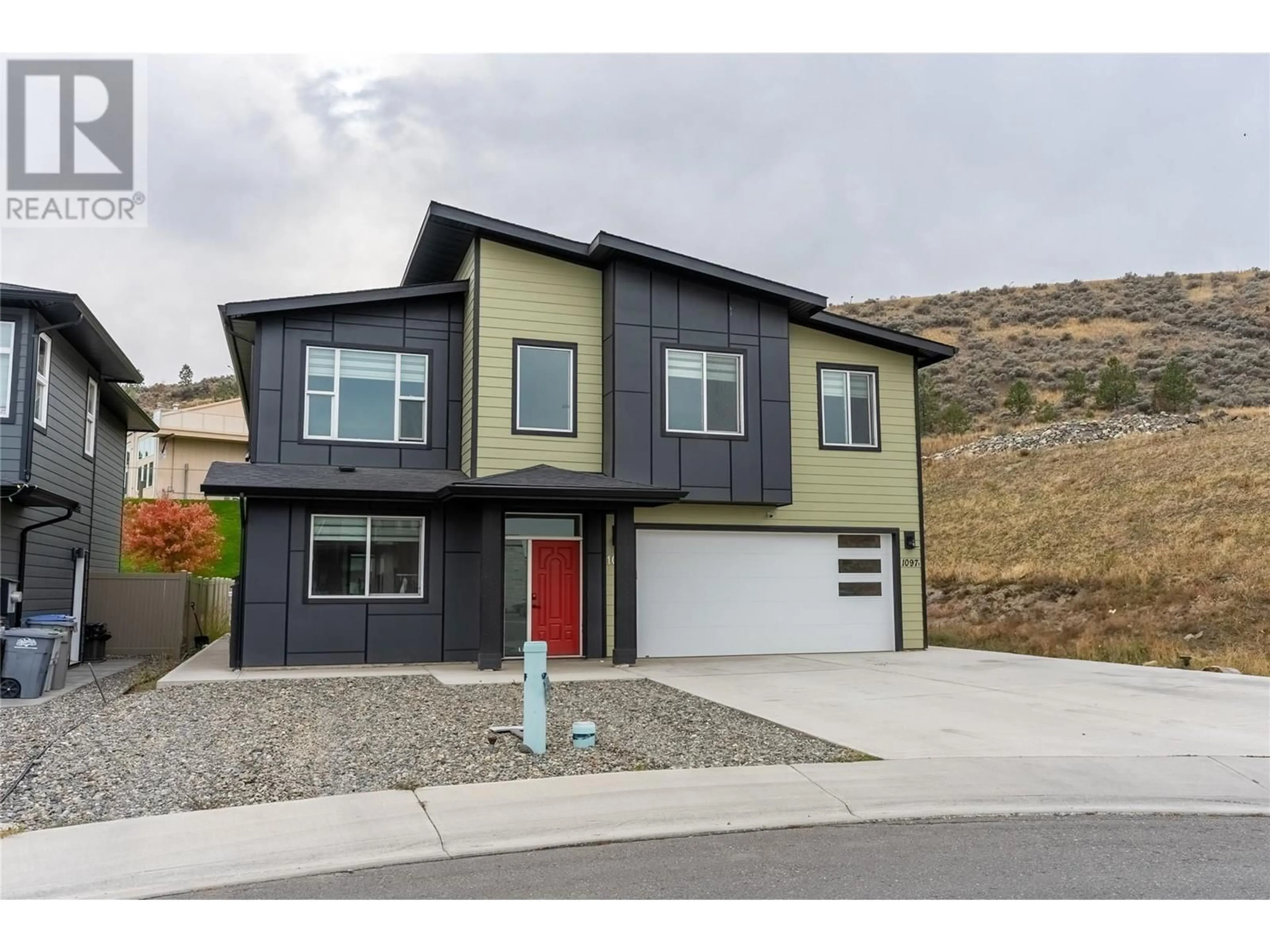 Home with vinyl exterior material, street for 1097 EDGEHILL PLACE, Kamloops British Columbia V2C0G6