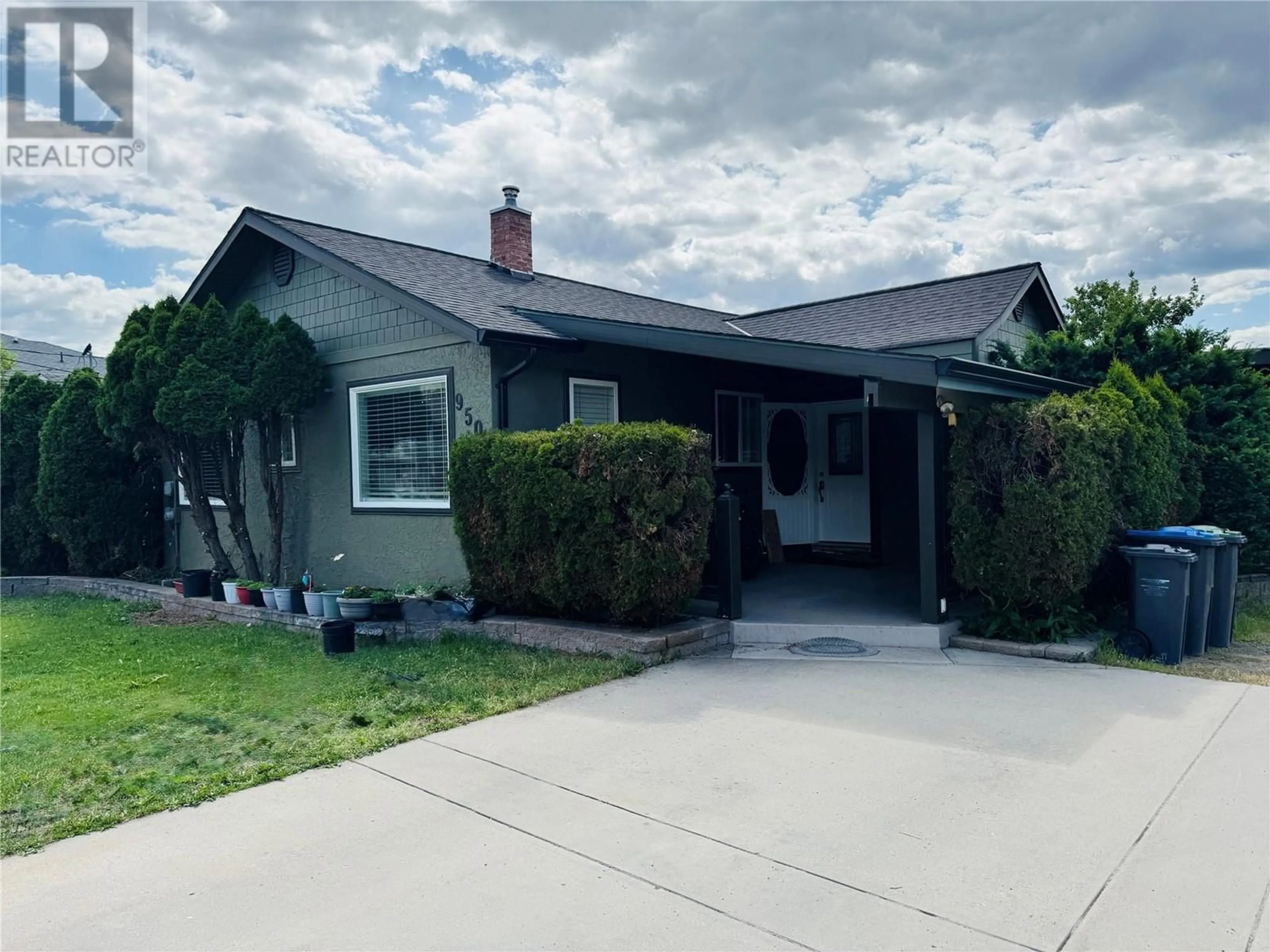 Home with vinyl exterior material, street for 950 MAYGARD ROAD, Kelowna British Columbia V1X5X1