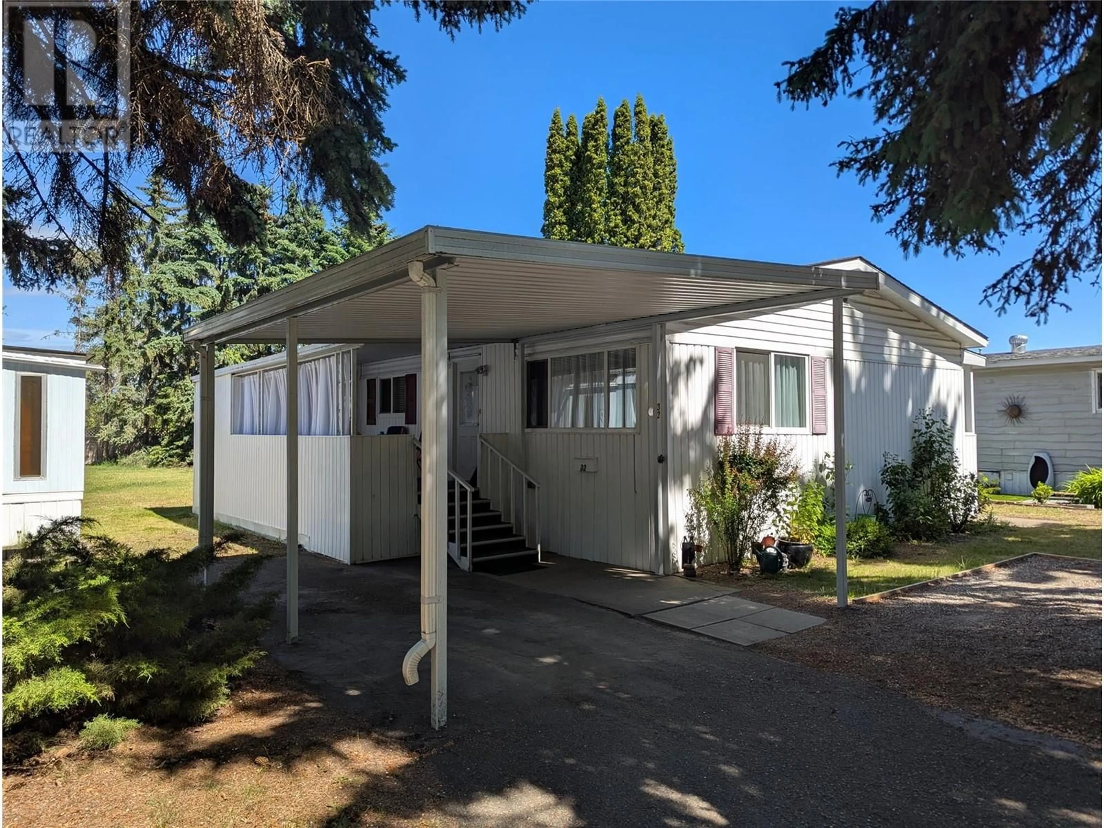 Home with vinyl exterior material, street for 32 - 3535 CASORSO ROAD, Kelowna British Columbia V1W3E1