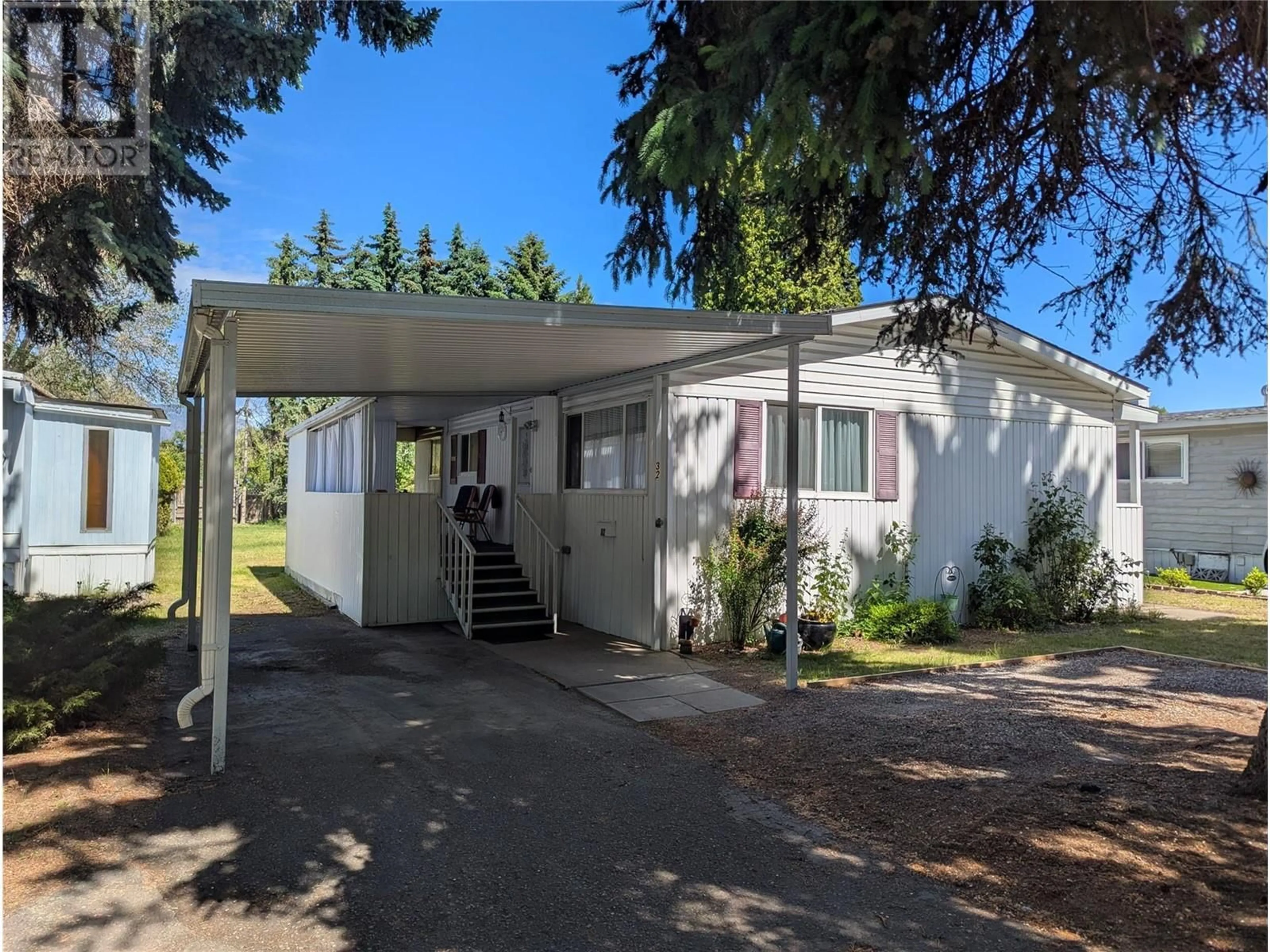 Home with vinyl exterior material, street for 32 - 3535 CASORSO ROAD, Kelowna British Columbia V1W3E1
