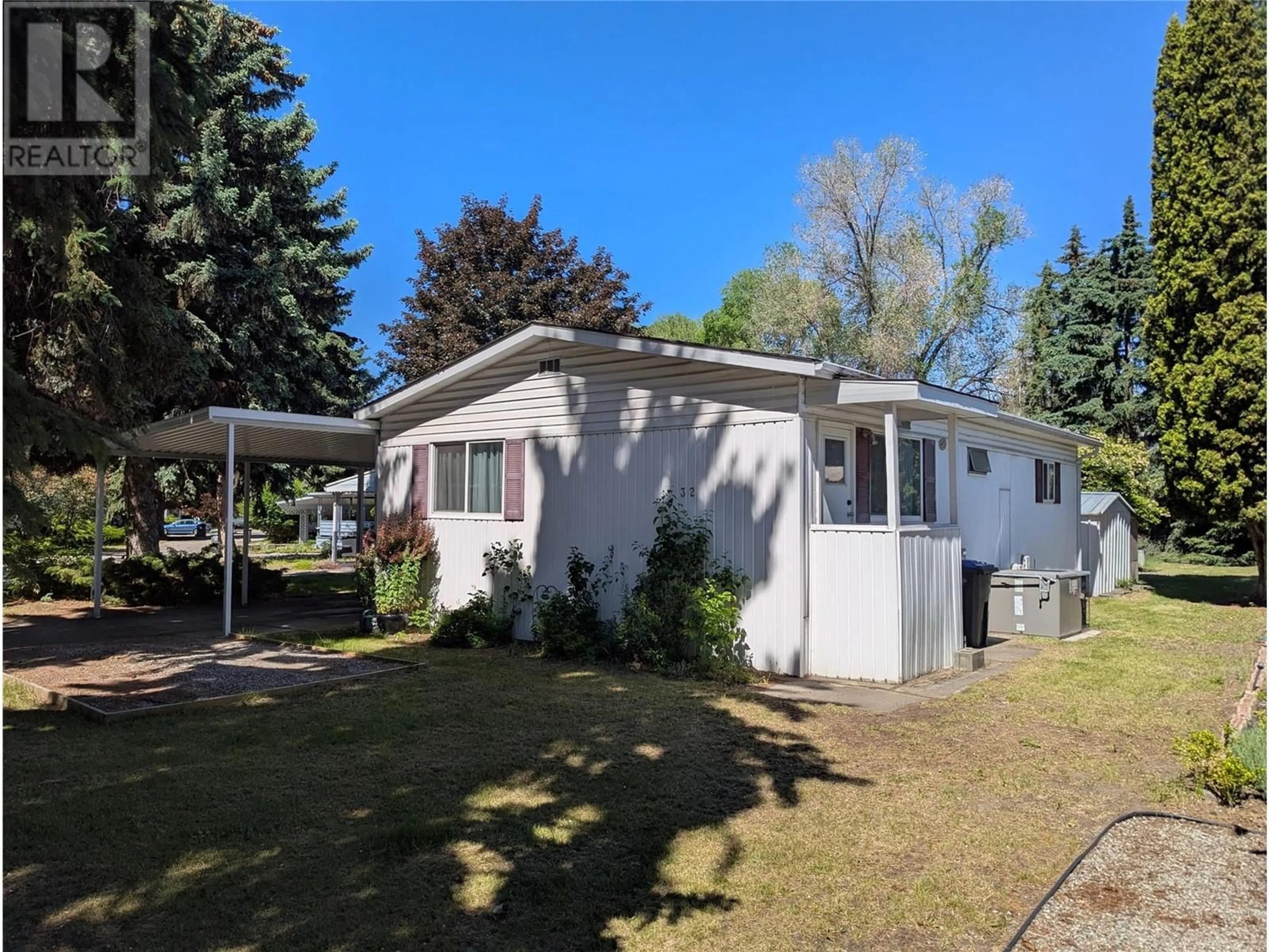Home with vinyl exterior material, street for 32 - 3535 CASORSO ROAD, Kelowna British Columbia V1W3E1