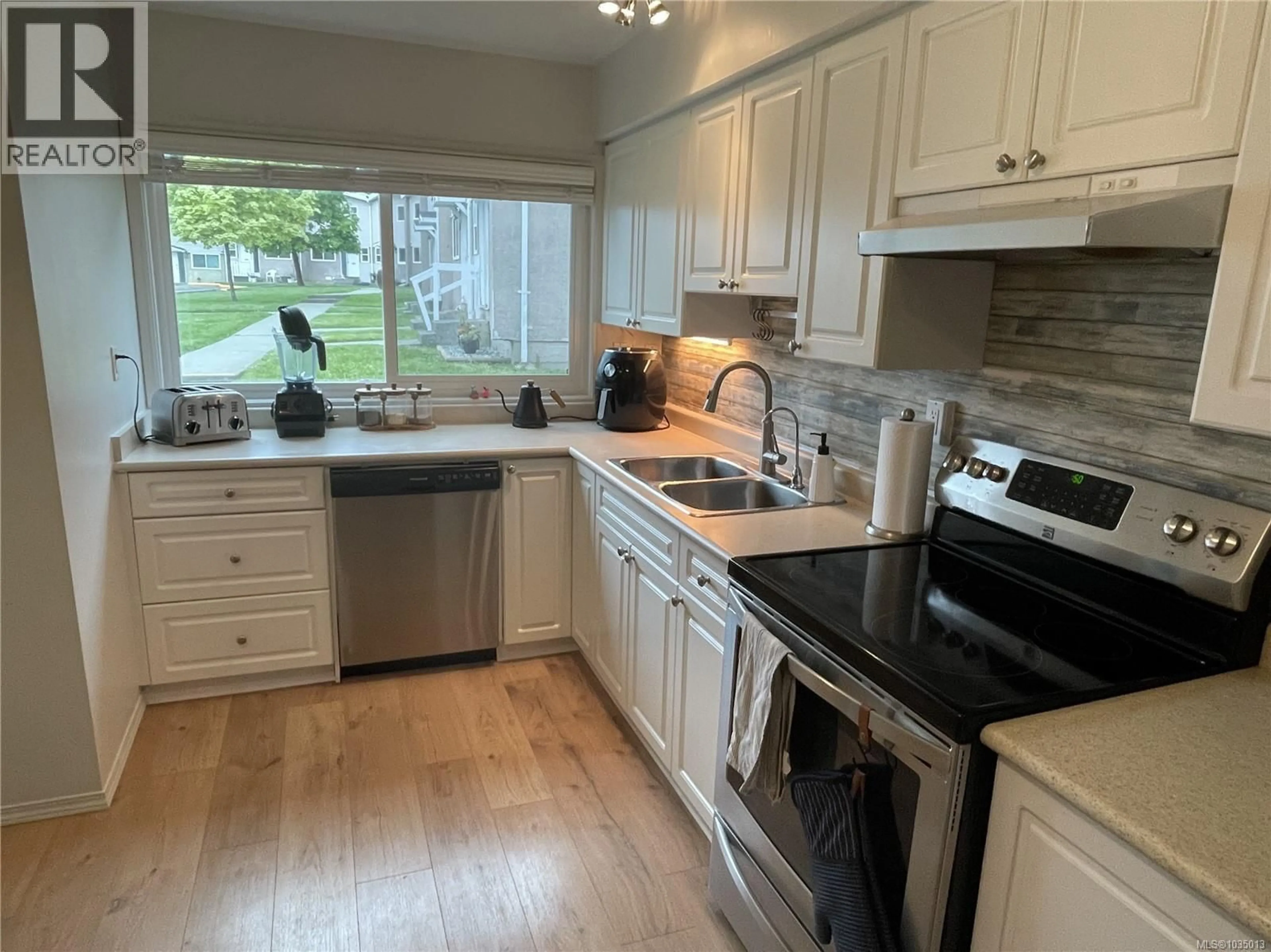 Open concept kitchen, wood/laminate floor for 58 - 4110 KENDALL AVENUE, Port Alberni British Columbia V9Y5J1