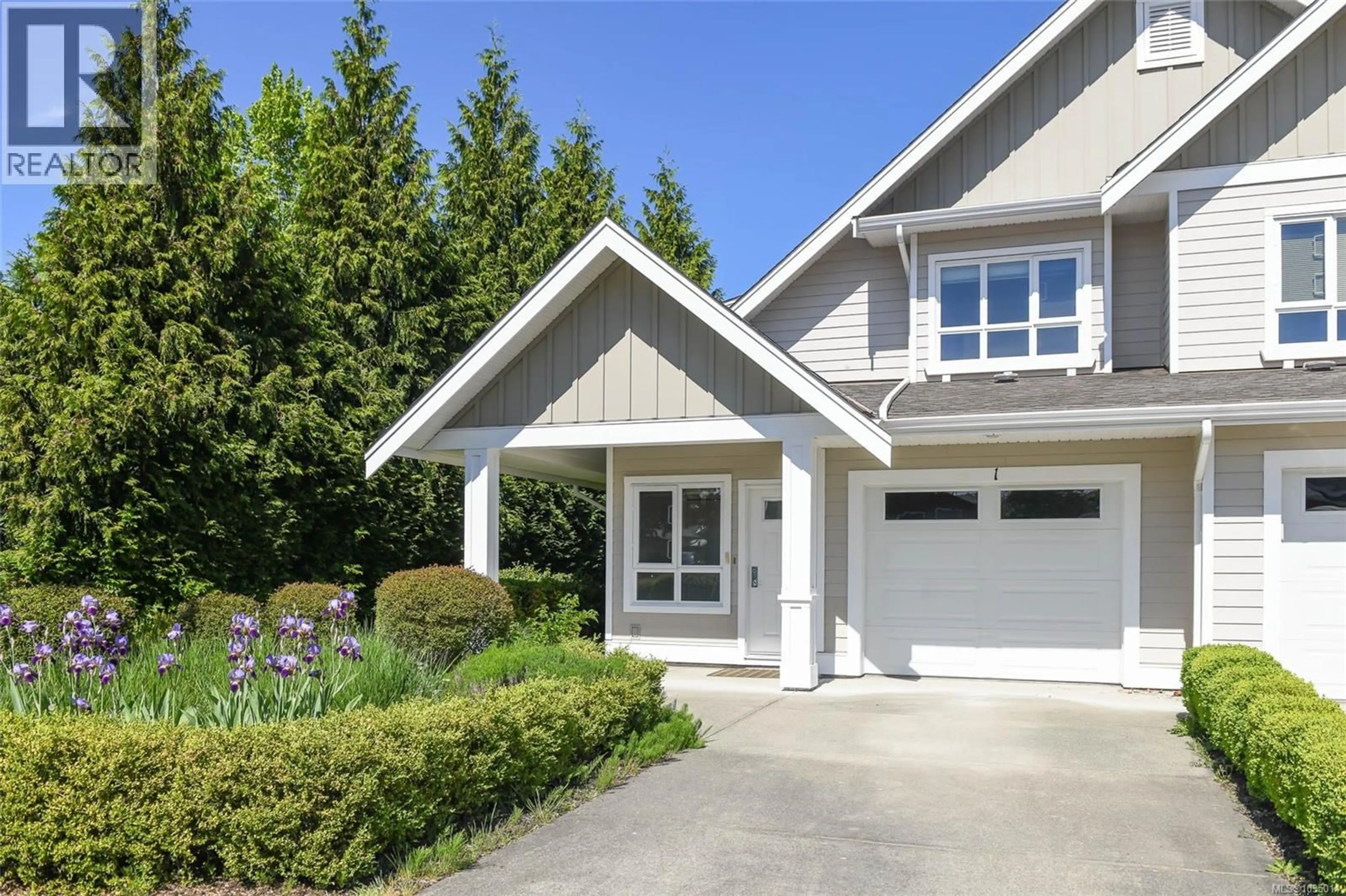 Home with vinyl exterior material, street for 1 - 700 LANCASTER WAY, Comox British Columbia V9M0B6