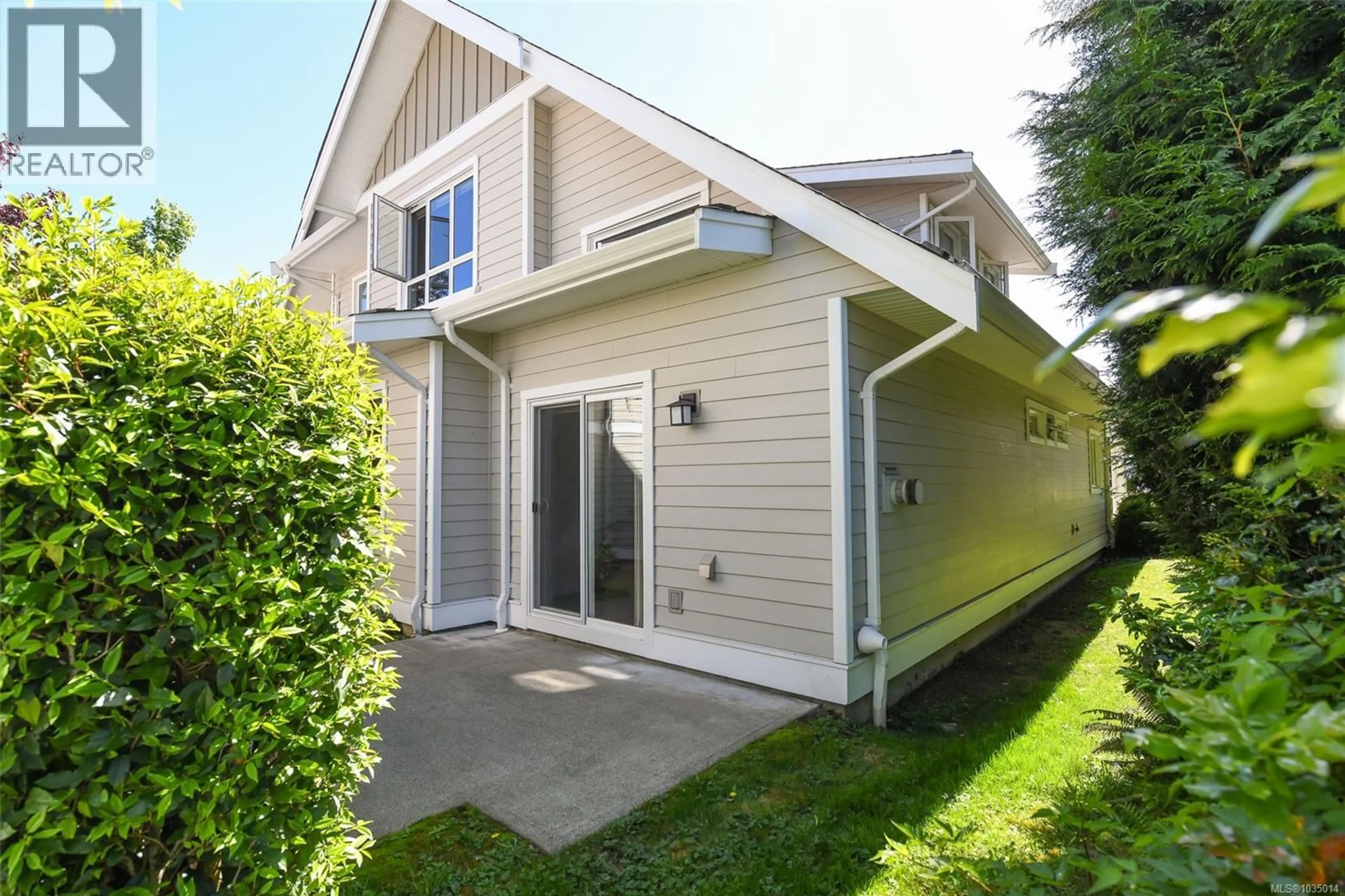 Home with vinyl exterior material, street for 1 - 700 LANCASTER WAY, Comox British Columbia V9M0B6