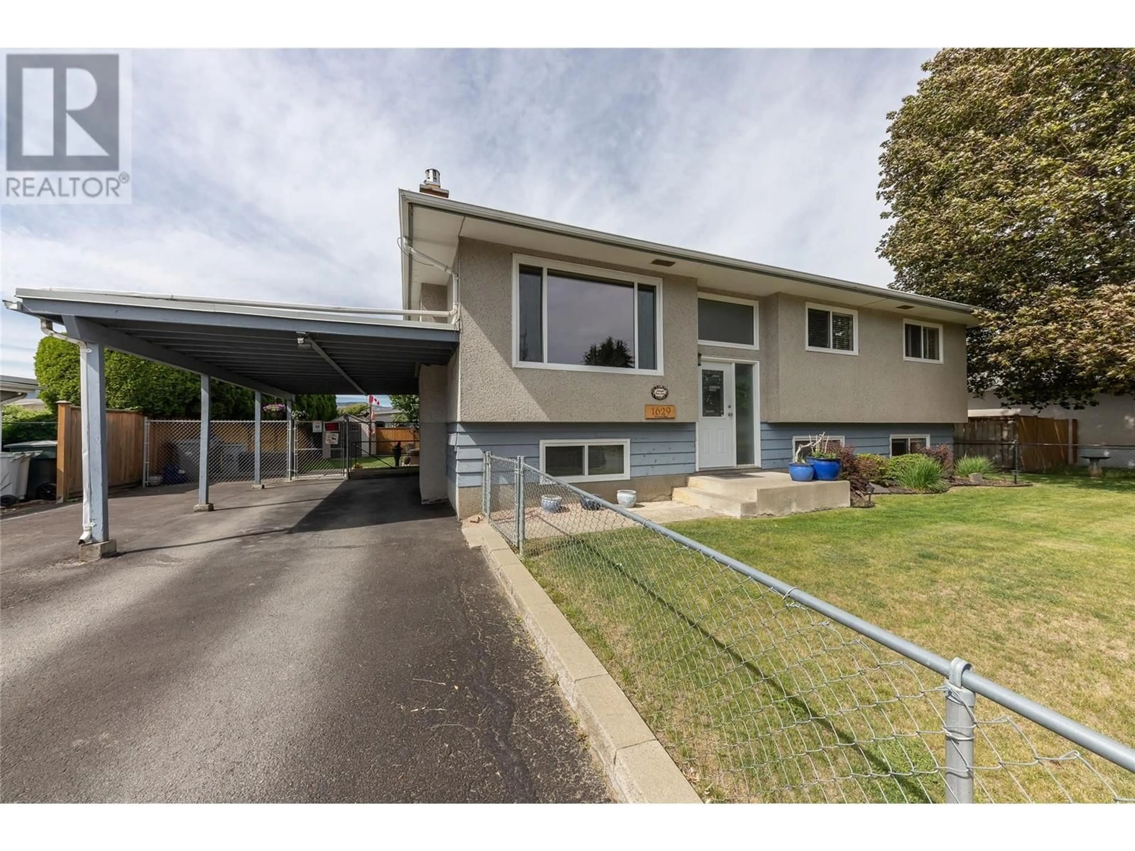 Home with vinyl exterior material, street for 1629 WESTMOUNT DRIVE, Kamloops British Columbia V2B6A1