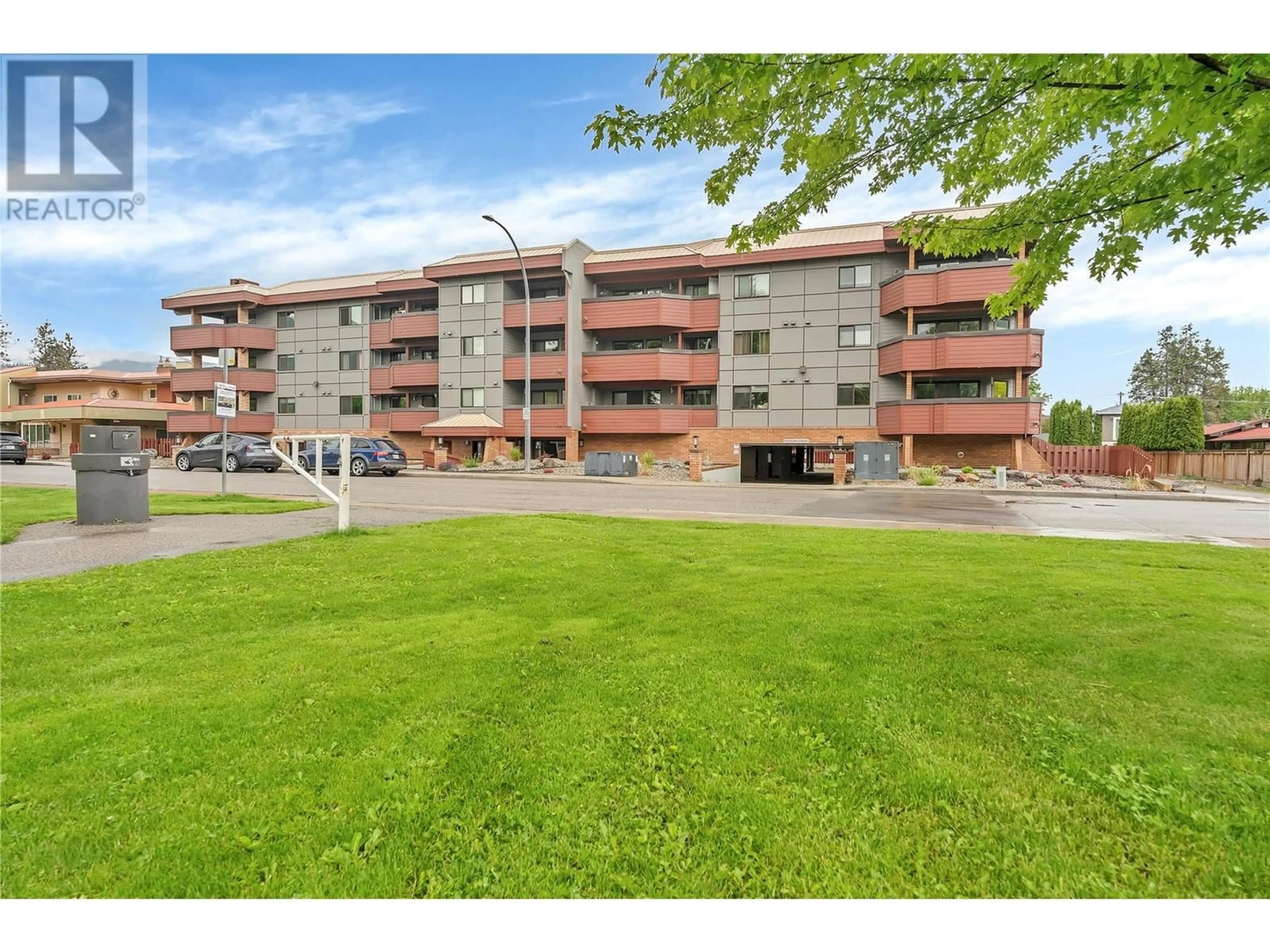 A pic from outside/outdoor area/front of a property/back of a property/a pic from drone, unknown for 105 - 217 ELM AVENUE, Penticton British Columbia V2A3W1