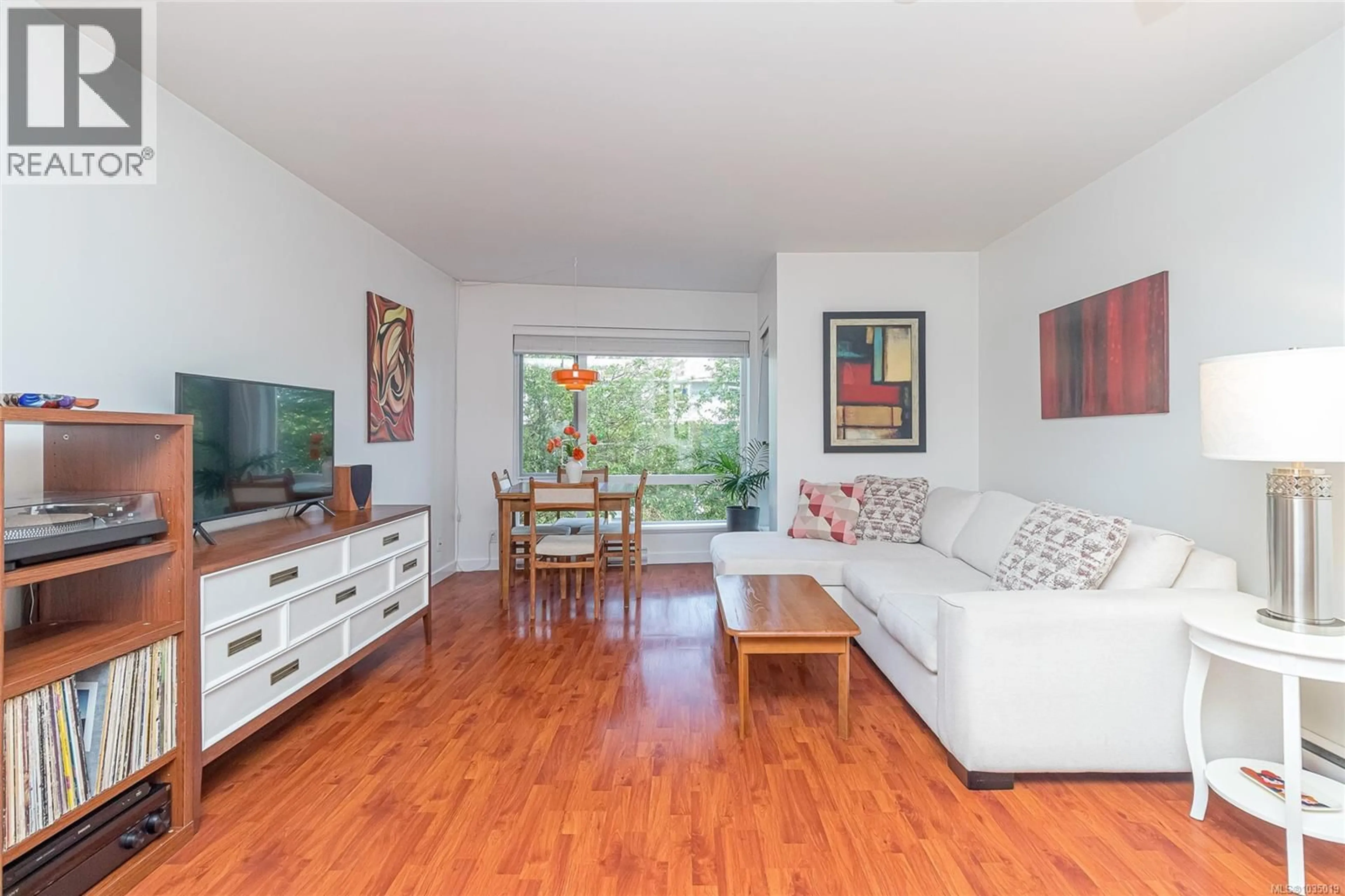 Living room with furniture, wood/laminate floor for 202 - 116 QUEENS ROAD, Duncan British Columbia V9L2W6