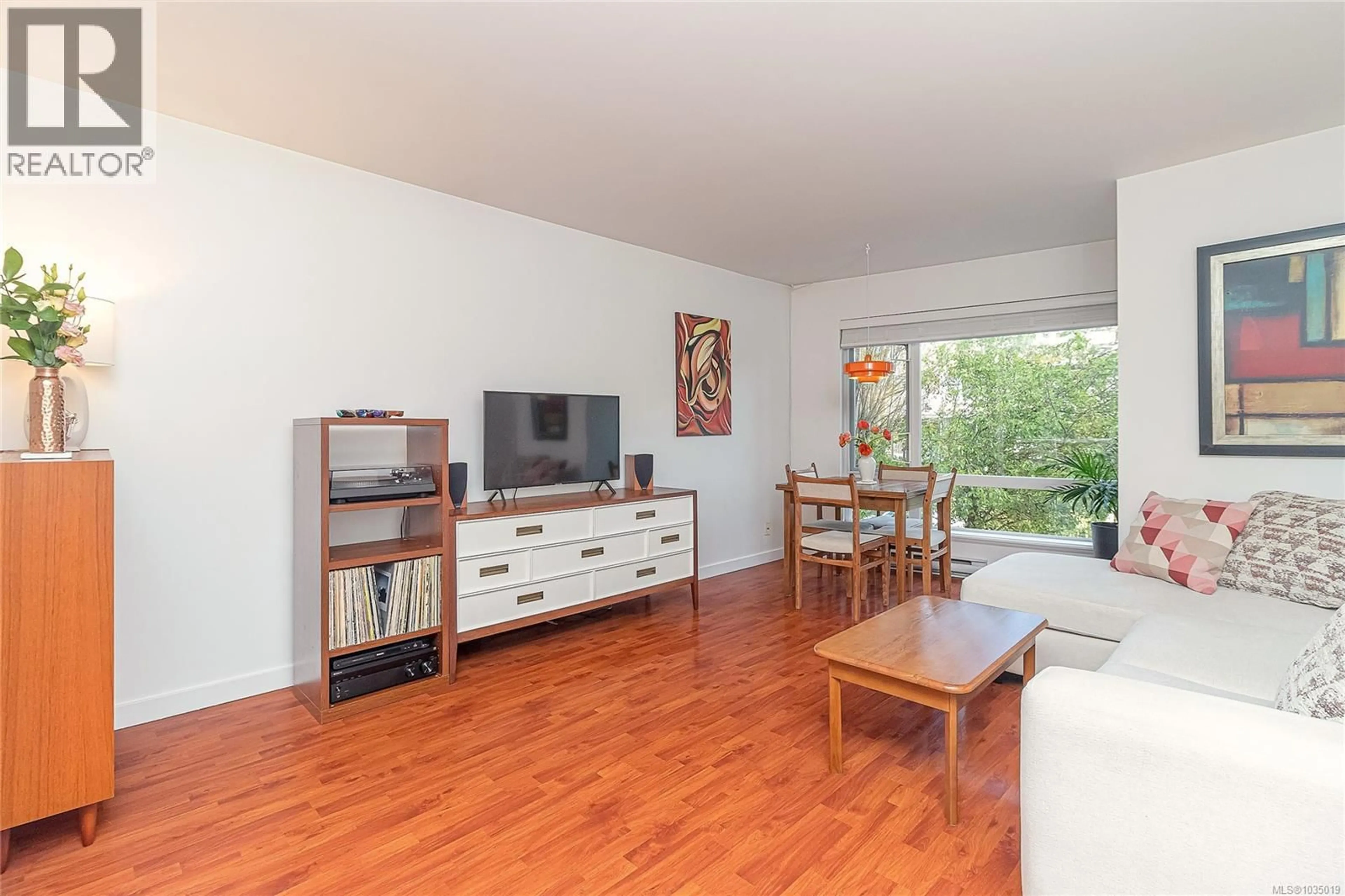 Living room with furniture, wood/laminate floor for 202 - 116 QUEENS ROAD, Duncan British Columbia V9L2W6