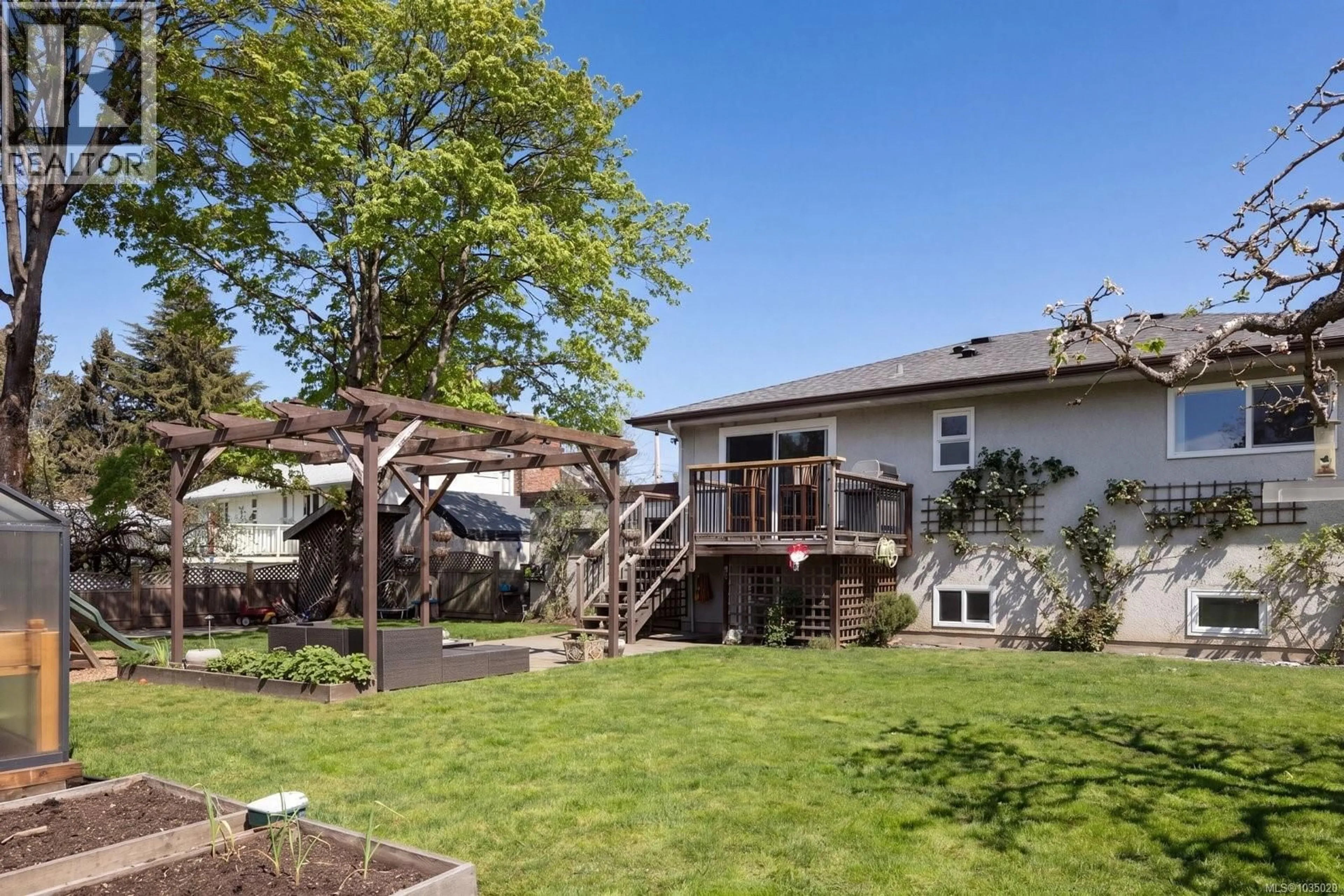 Patio, street for 1233 ROY ROAD, Saanich British Columbia V8Z2X8