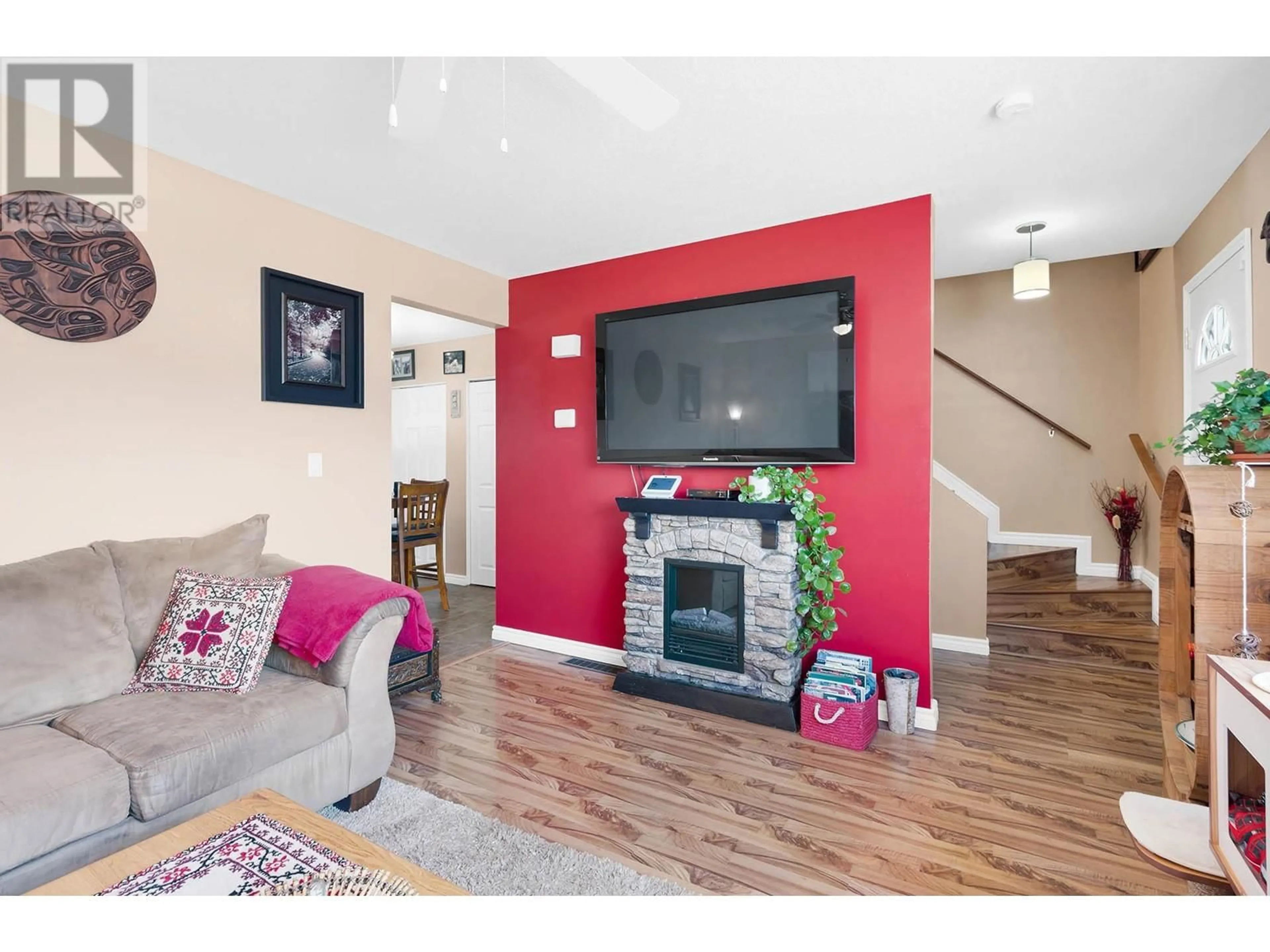 Living room with furniture, wood/laminate floor for 19 - 1173 PONLEN STREET, Kamloops British Columbia V2B5N4