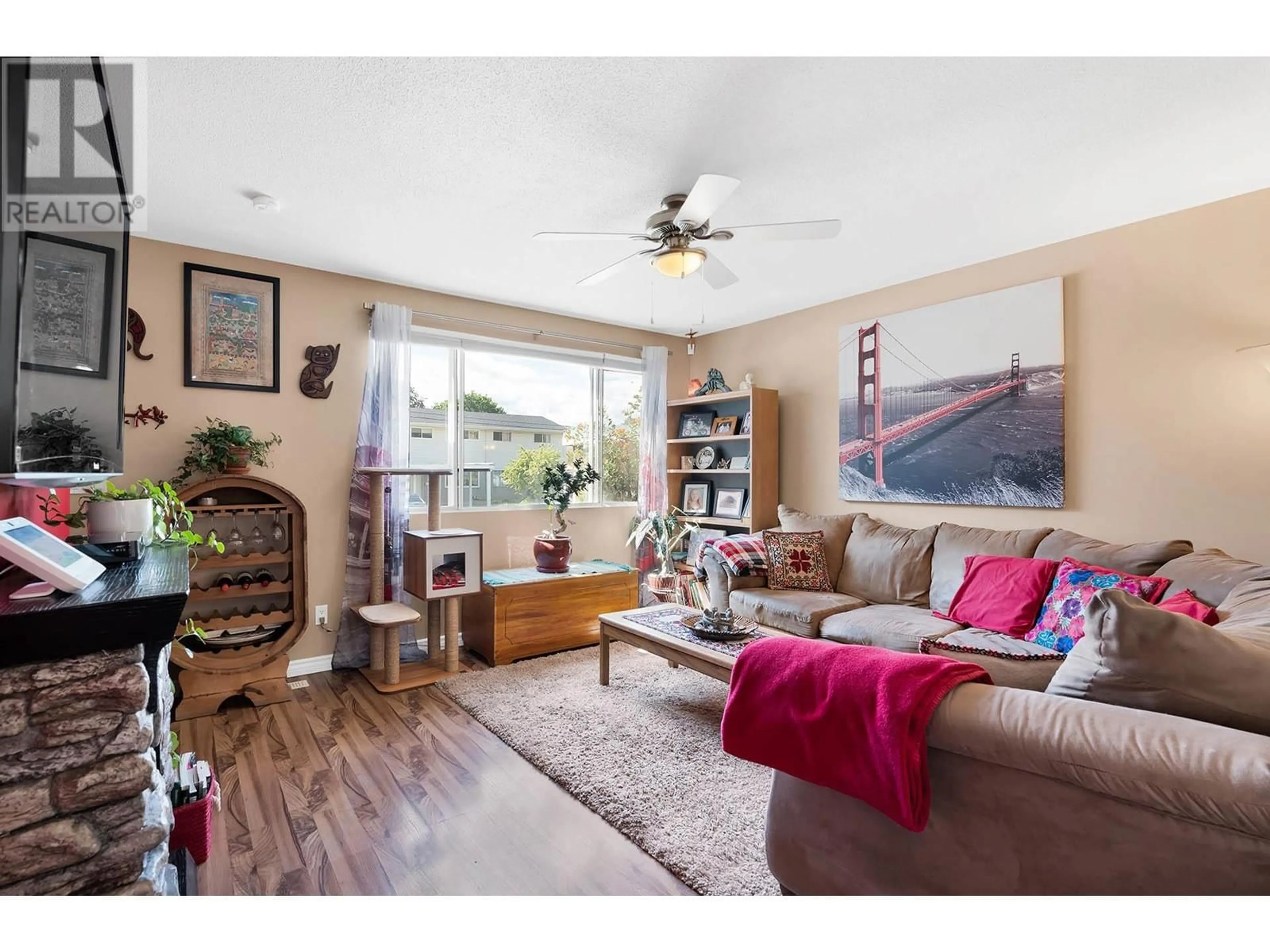 Living room with furniture, wood/laminate floor for 19 - 1173 PONLEN STREET, Kamloops British Columbia V2B5N4