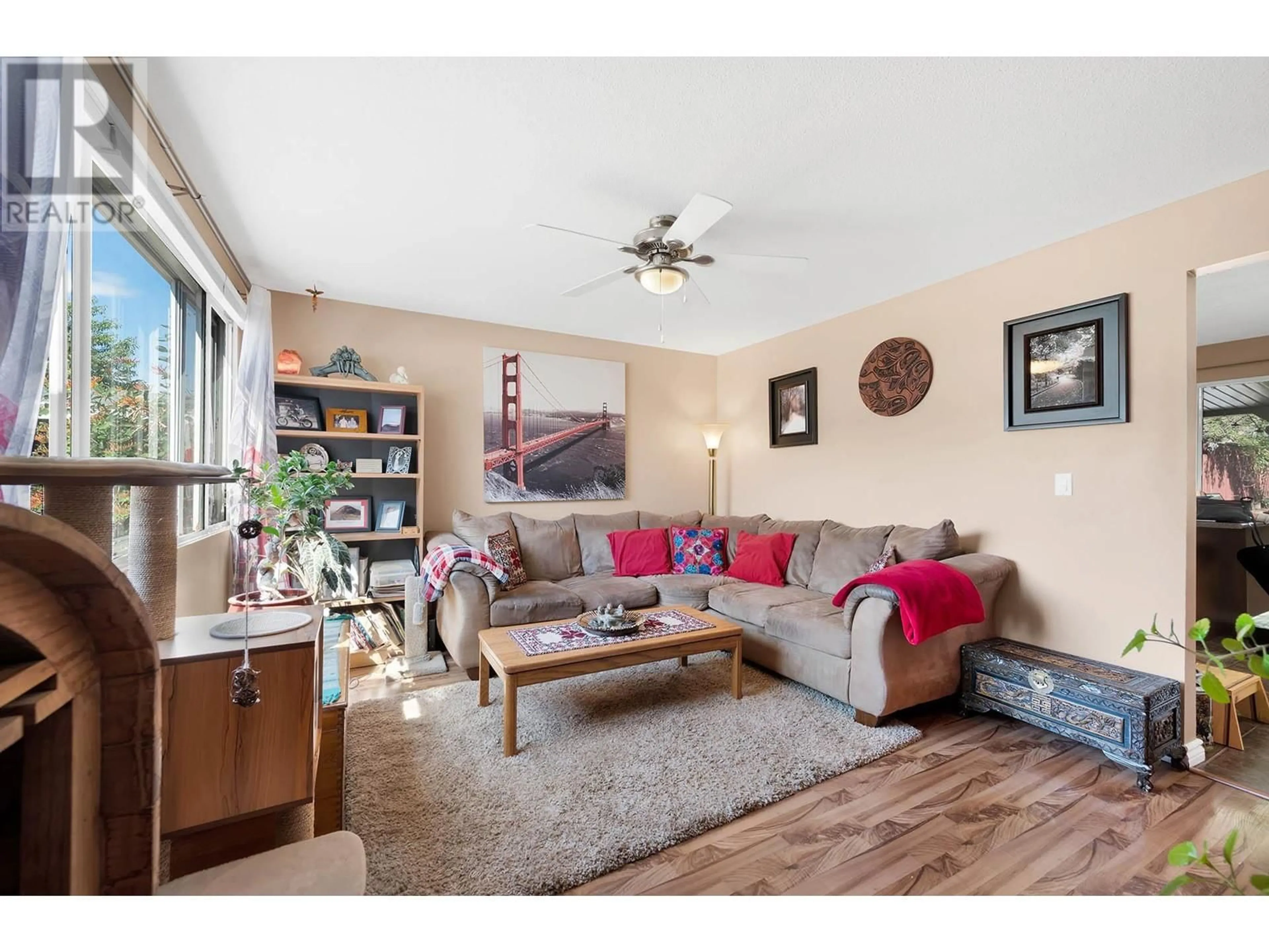 Living room with furniture, wood/laminate floor for 19 - 1173 PONLEN STREET, Kamloops British Columbia V2B5N4