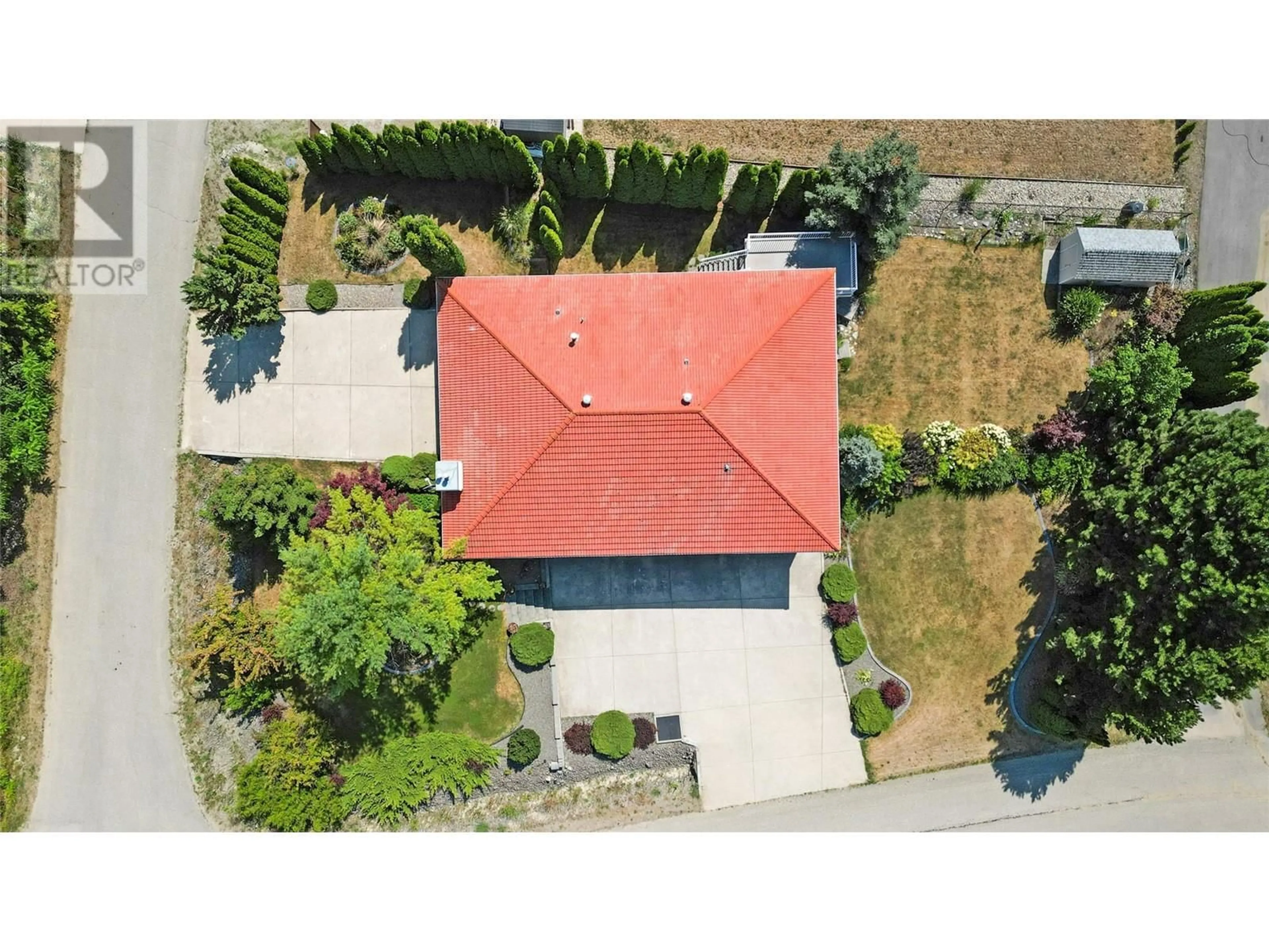 A pic from outside/outdoor area/front of a property/back of a property/a pic from drone, street for 2143 PLEASANT DALE ROAD, Blind Bay British Columbia V0E2W1