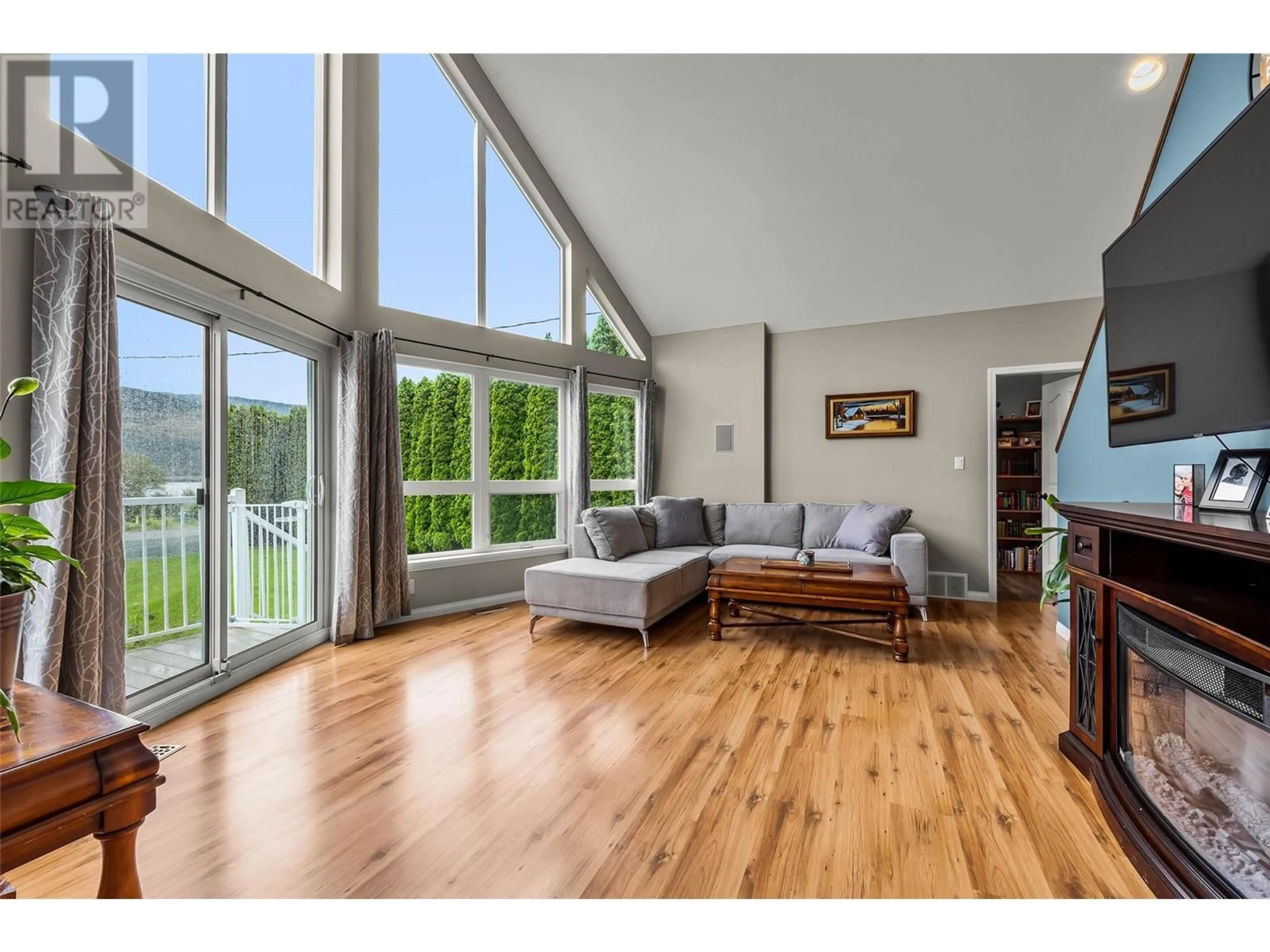 Living room with furniture, wood/laminate floor for 7034 WATSON DRIVE EAST, Kamloops British Columbia V0K2J0