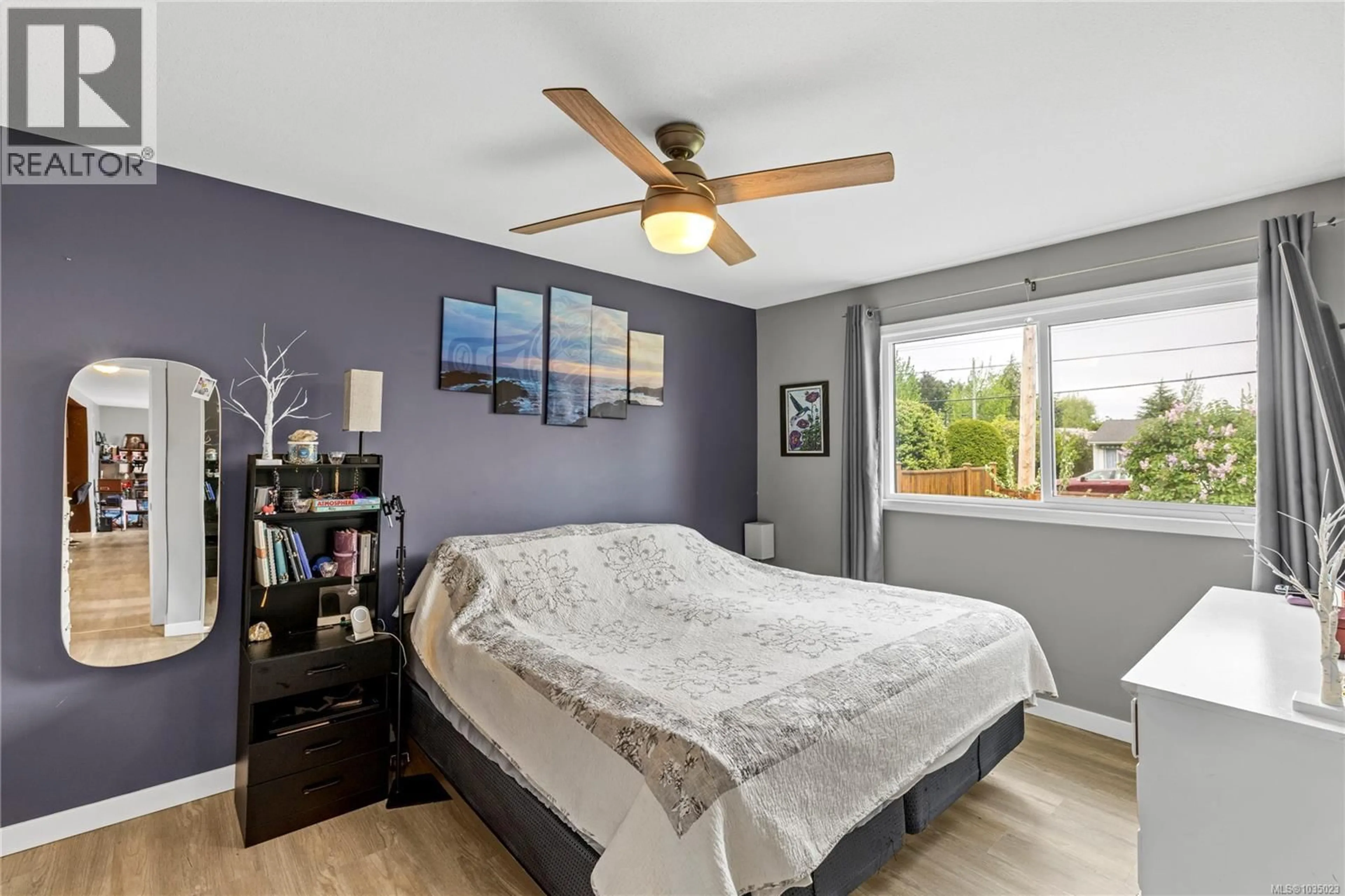 Bedroom with bed, wood/laminate floor for 375 TEMPLE STREET, Parksville British Columbia V9P1C9
