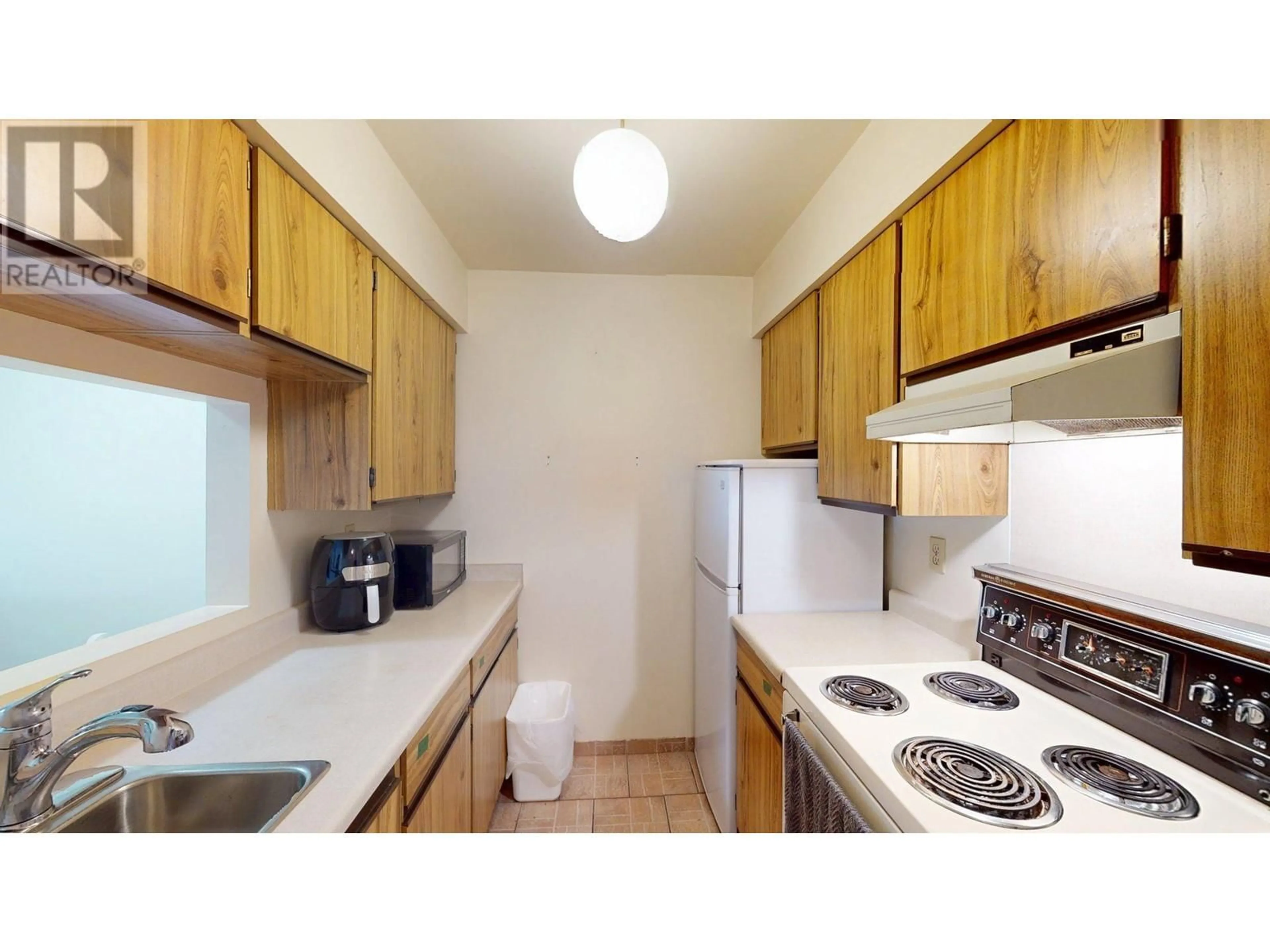 Standard kitchen, wood/laminate floor for 301 - 501 ELK STREET, Elkford British Columbia V0B1H0