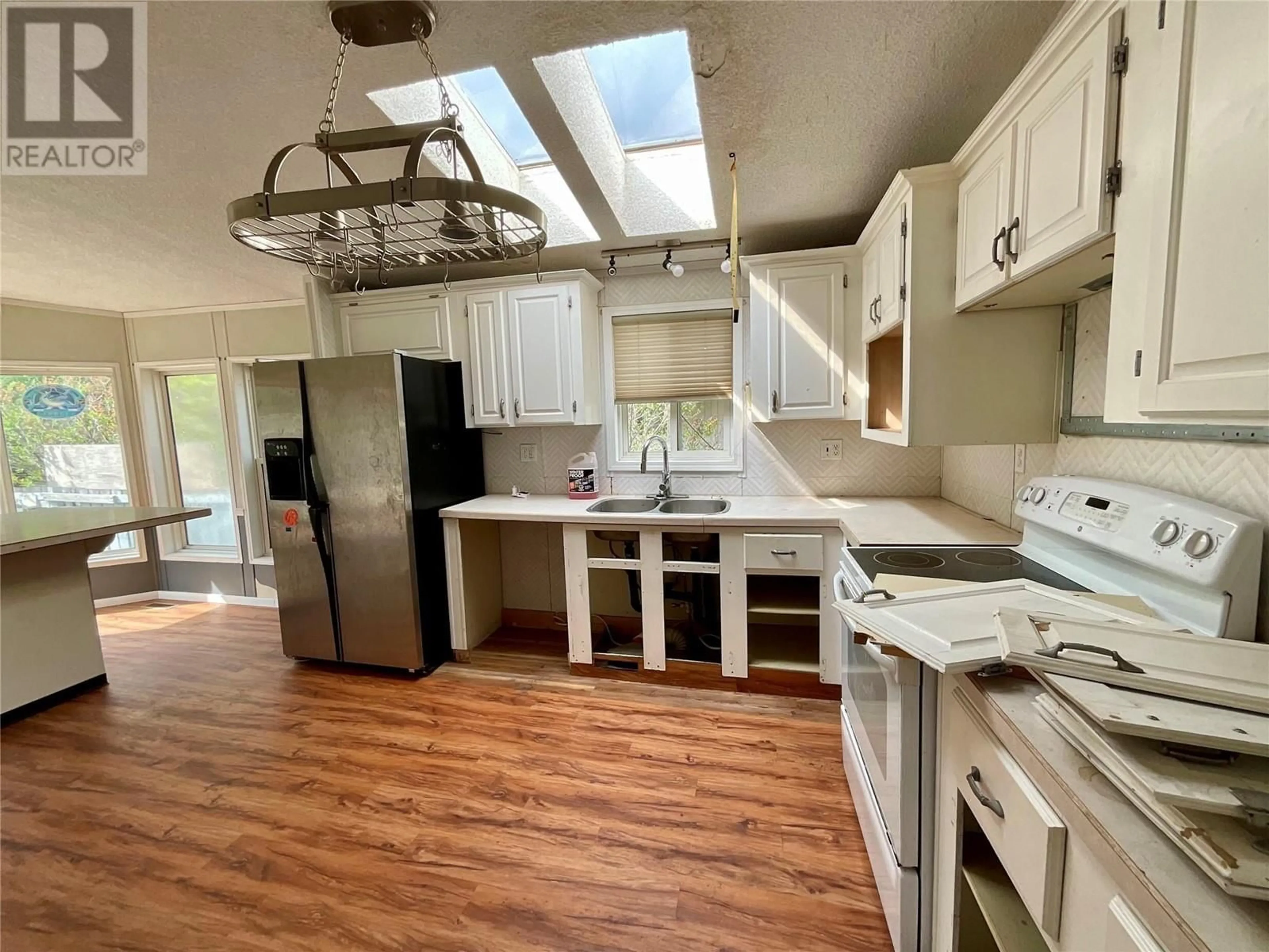Open concept kitchen, unknown for 280 ROCKFORD PLACE, Tumbler Ridge British Columbia V0C2W0